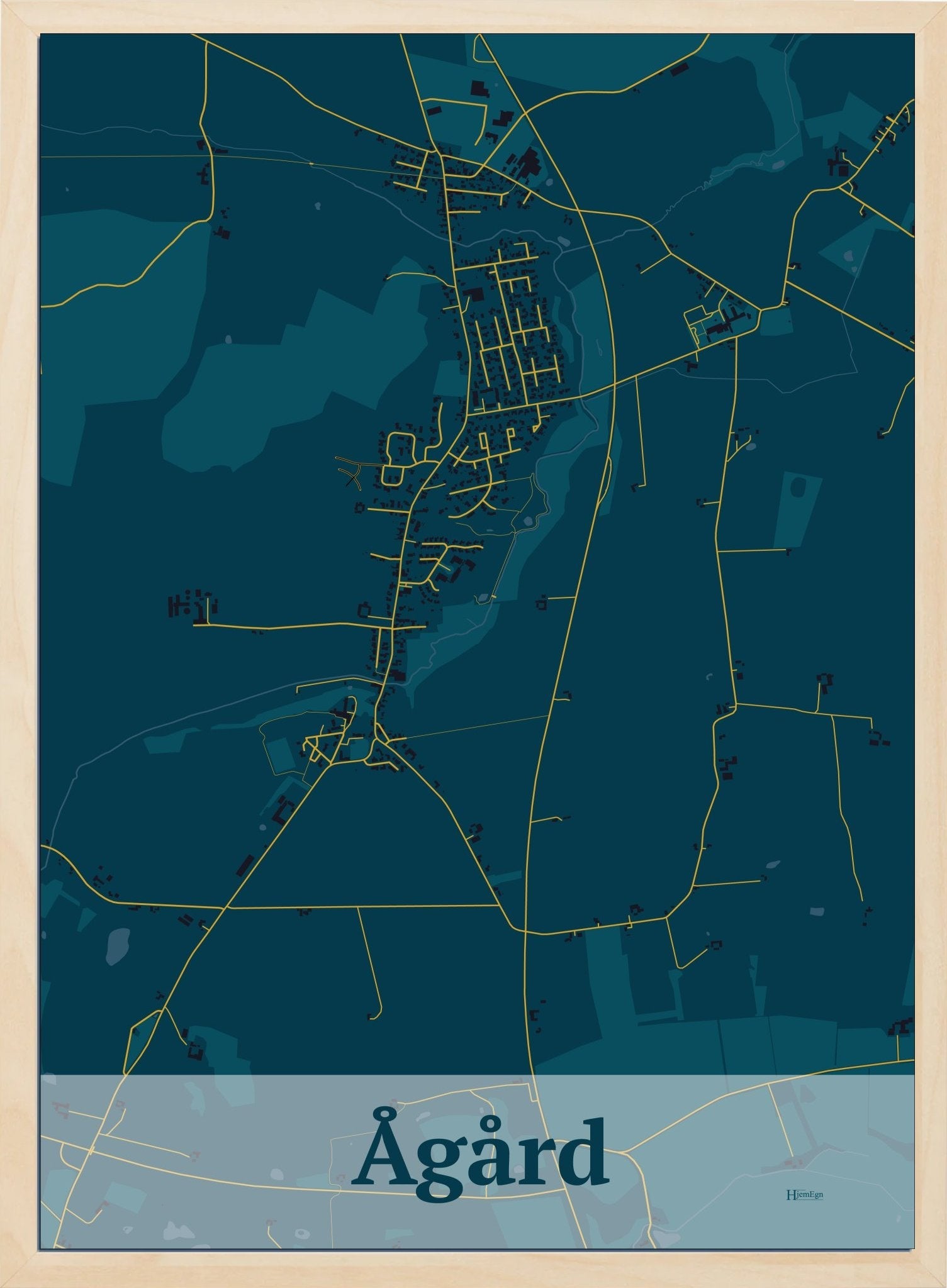 Ågård plakat i farve mørk blå og HjemEgn.dk design firkantet. Design bykort for Ågård