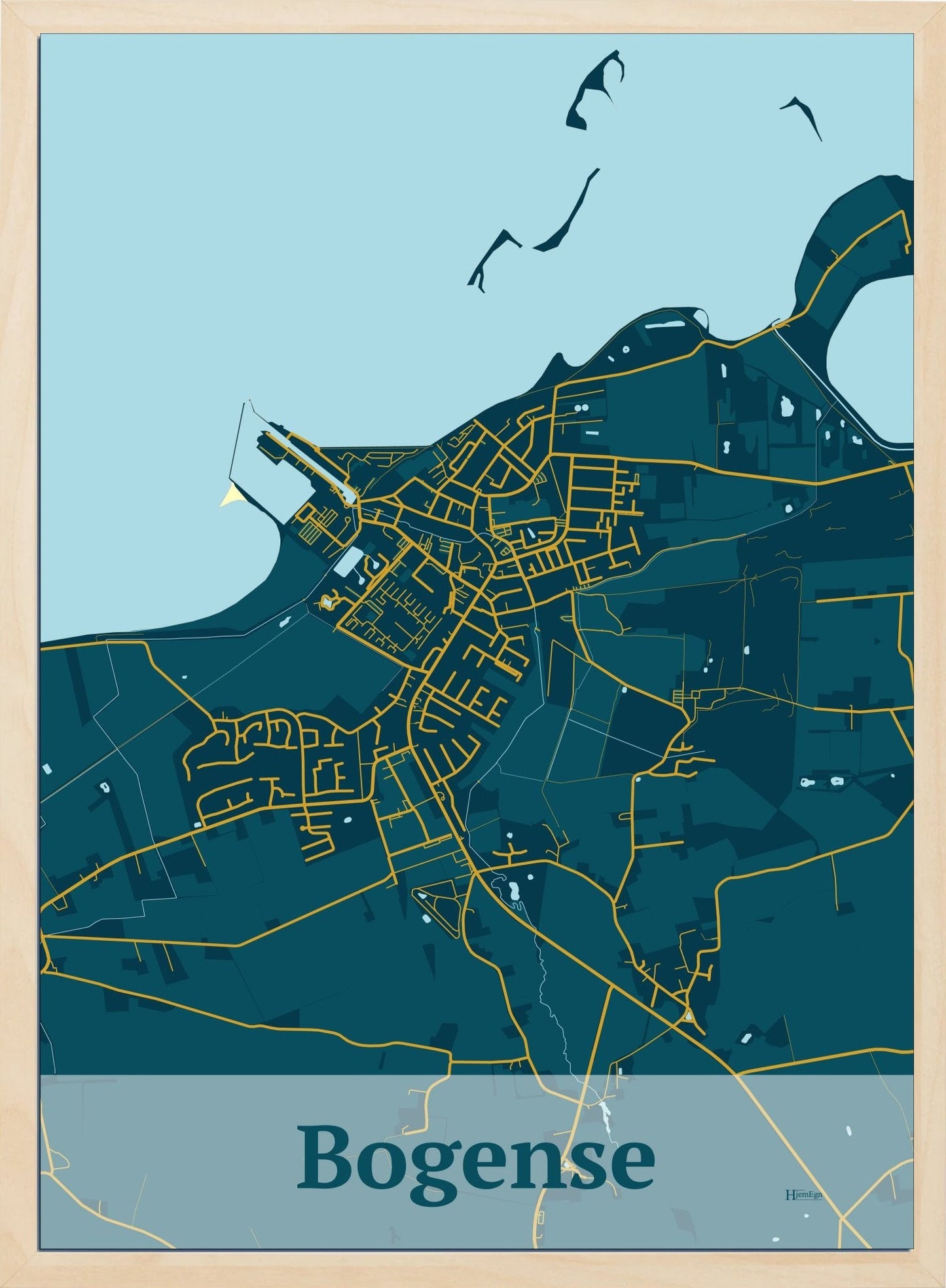 Bogense plakat i farve mørk blå og HjemEgn.dk design firkantet. Design bykort for Bogense