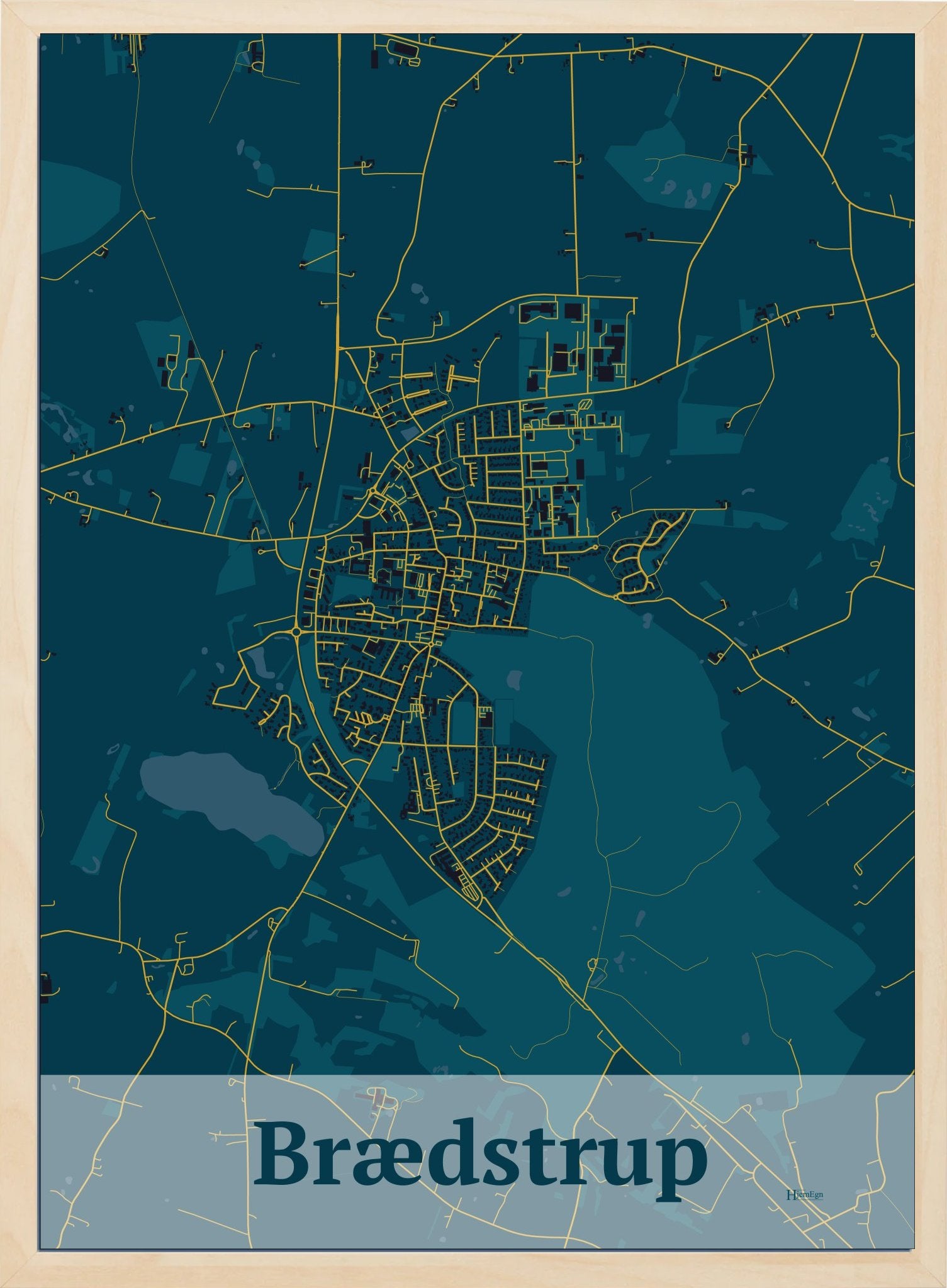 Brædstrup plakat i farve mørk blå og HjemEgn.dk design firkantet. Design bykort for Brædstrup