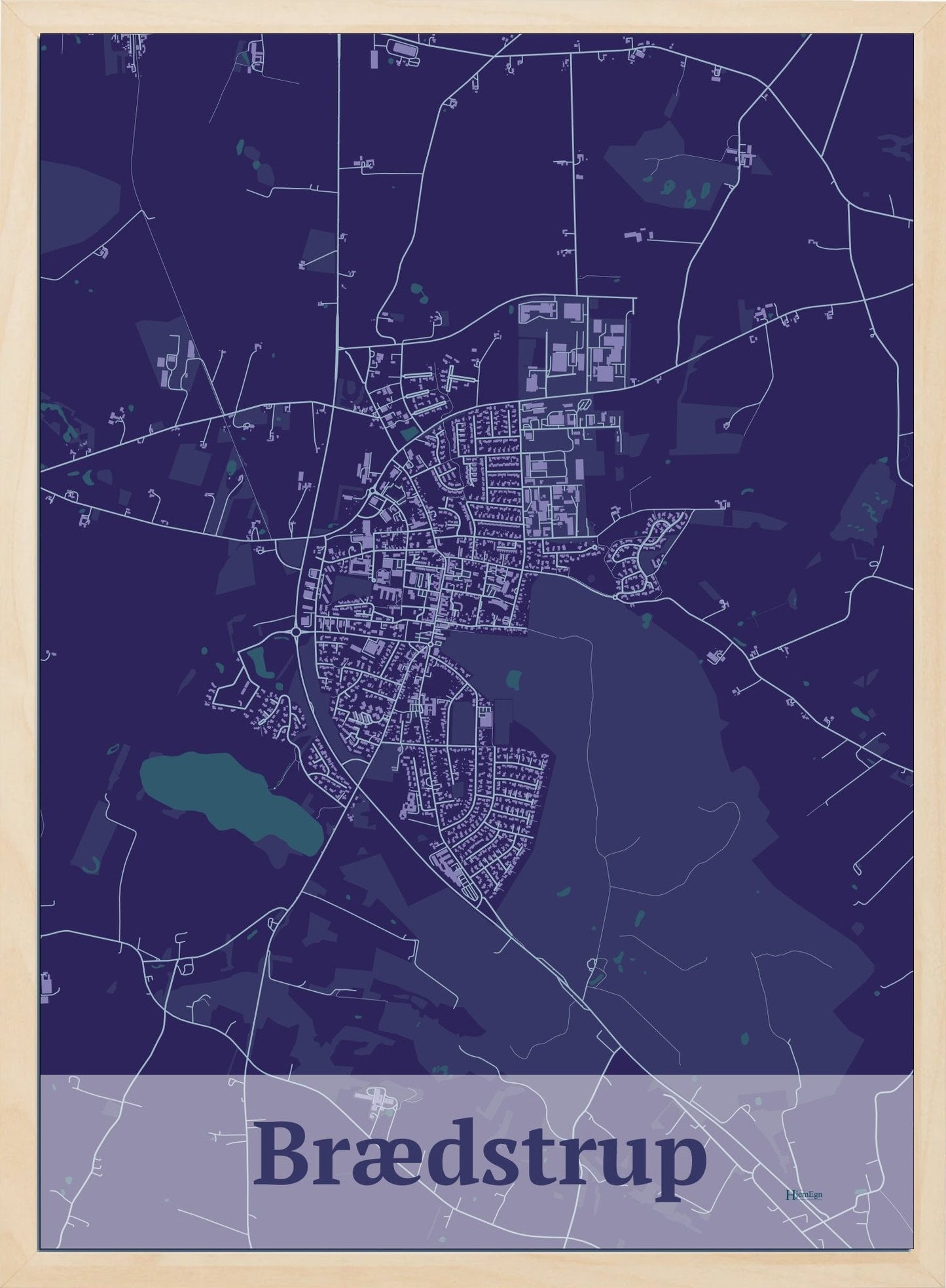 Brædstrup plakat i farve mørk lilla og HjemEgn.dk design firkantet. Design bykort for Brædstrup