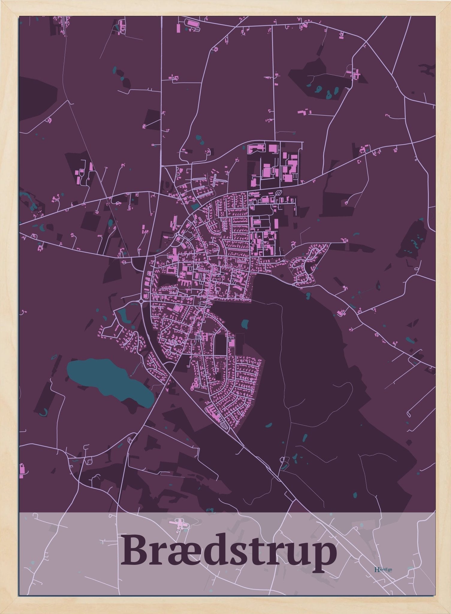 Brædstrup plakat i farve mørk rød og HjemEgn.dk design firkantet. Design bykort for Brædstrup