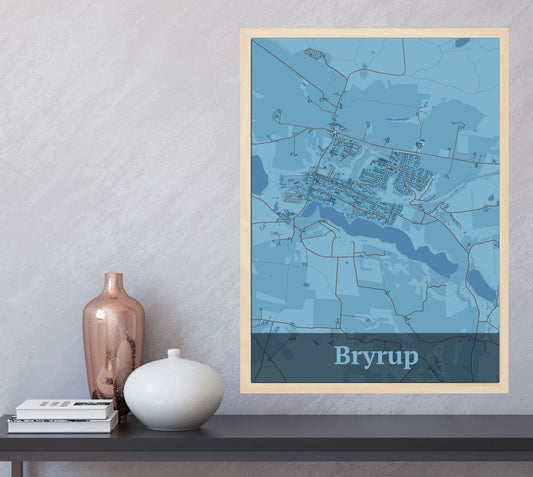 Bryrup plakat i farve  og HjemEgn.dk design firkantet. Design bykort for Bryrup