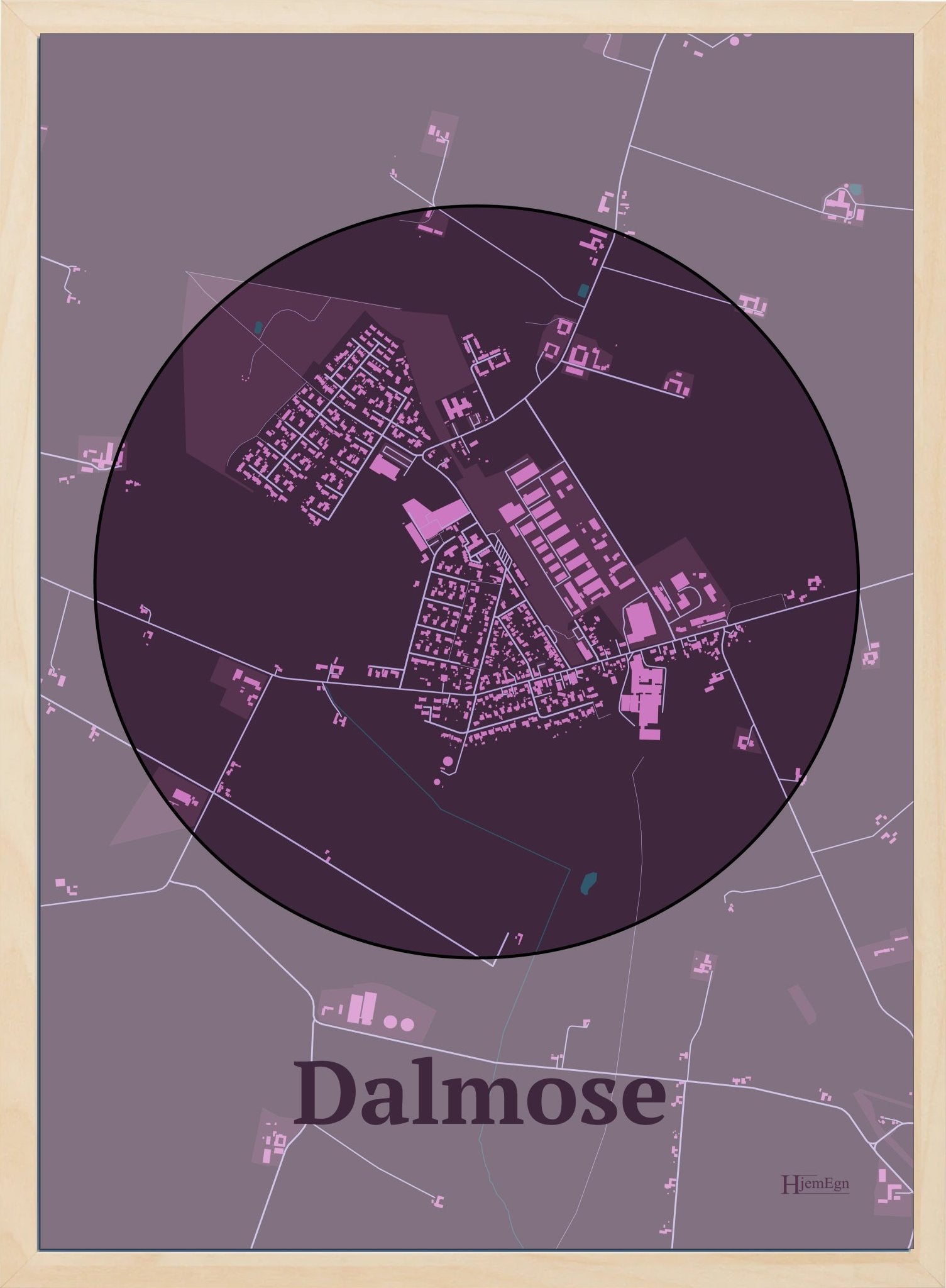 Dalmose plakat i farve mørk rød og HjemEgn.dk design centrum. Design bykort for Dalmose