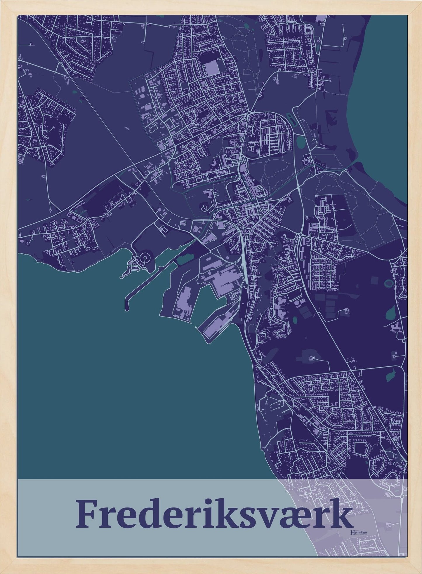 Frederiksværk plakat i farve mørk lilla og HjemEgn.dk design firkantet. Design bykort for Frederiksværk