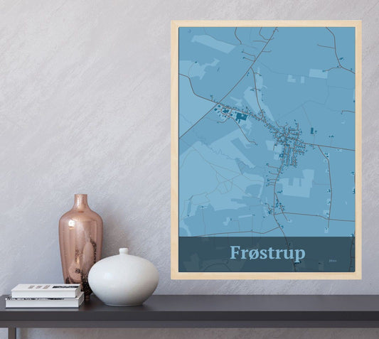 Frøstrup plakat i farve  og HjemEgn.dk design firkantet. Design bykort for Frøstrup