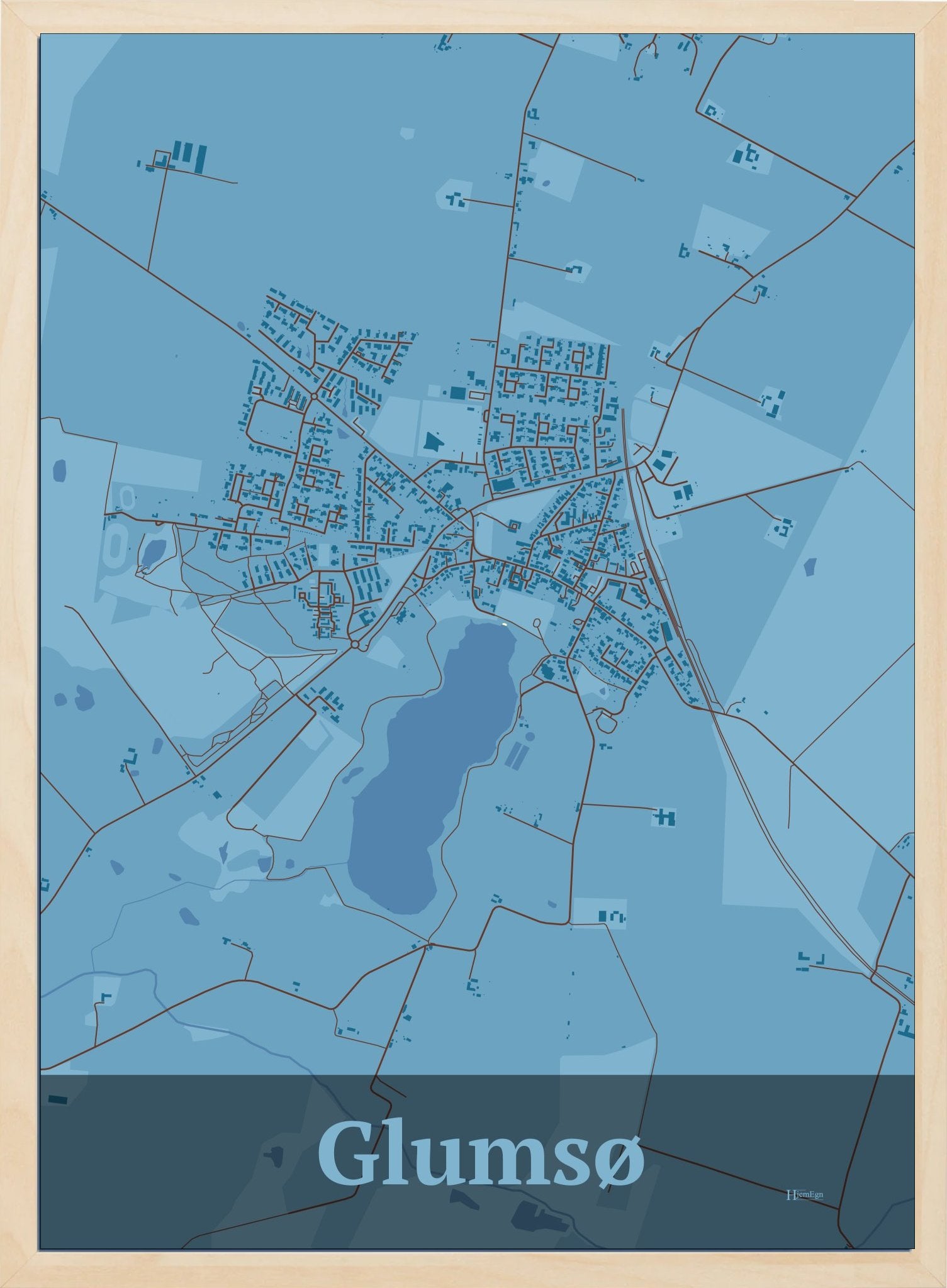 Glumsø plakat i farve pastel blå og HjemEgn.dk design firkantet. Design bykort for Glumsø