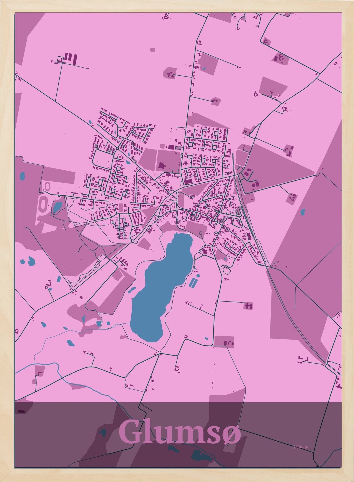 Glumsø plakat i farve pastel rød og HjemEgn.dk design firkantet. Design bykort for Glumsø