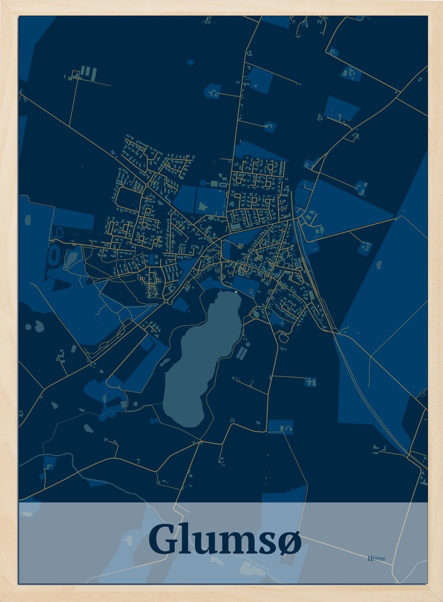 Glumsø plakat i farve mørk blå og HjemEgn.dk design firkantet. Design bykort for Glumsø