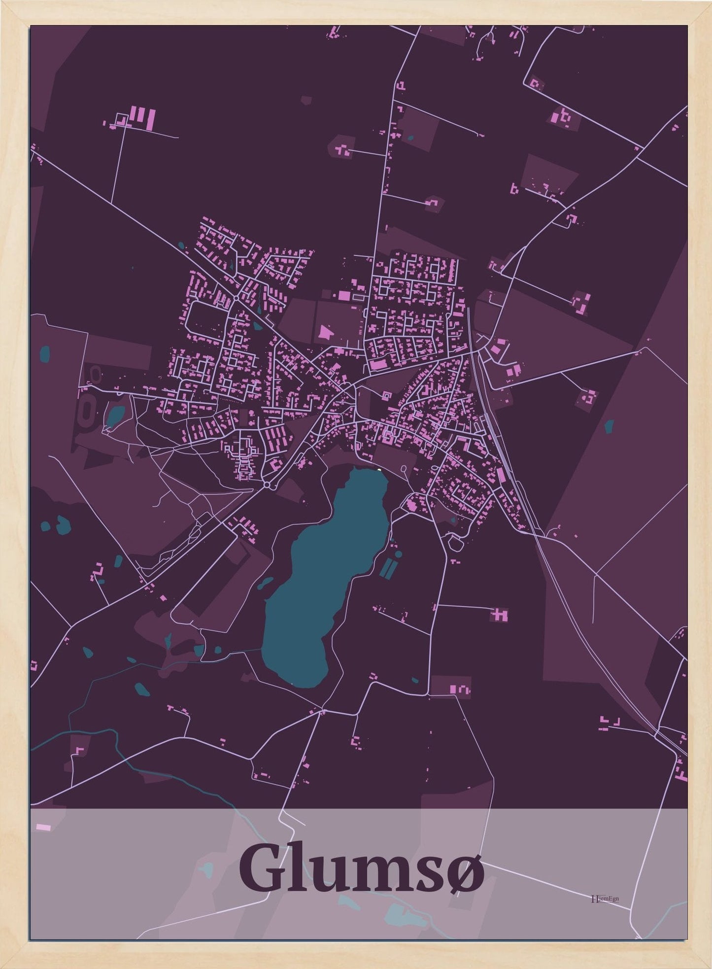 Glumsø plakat i farve mørk rød og HjemEgn.dk design firkantet. Design bykort for Glumsø