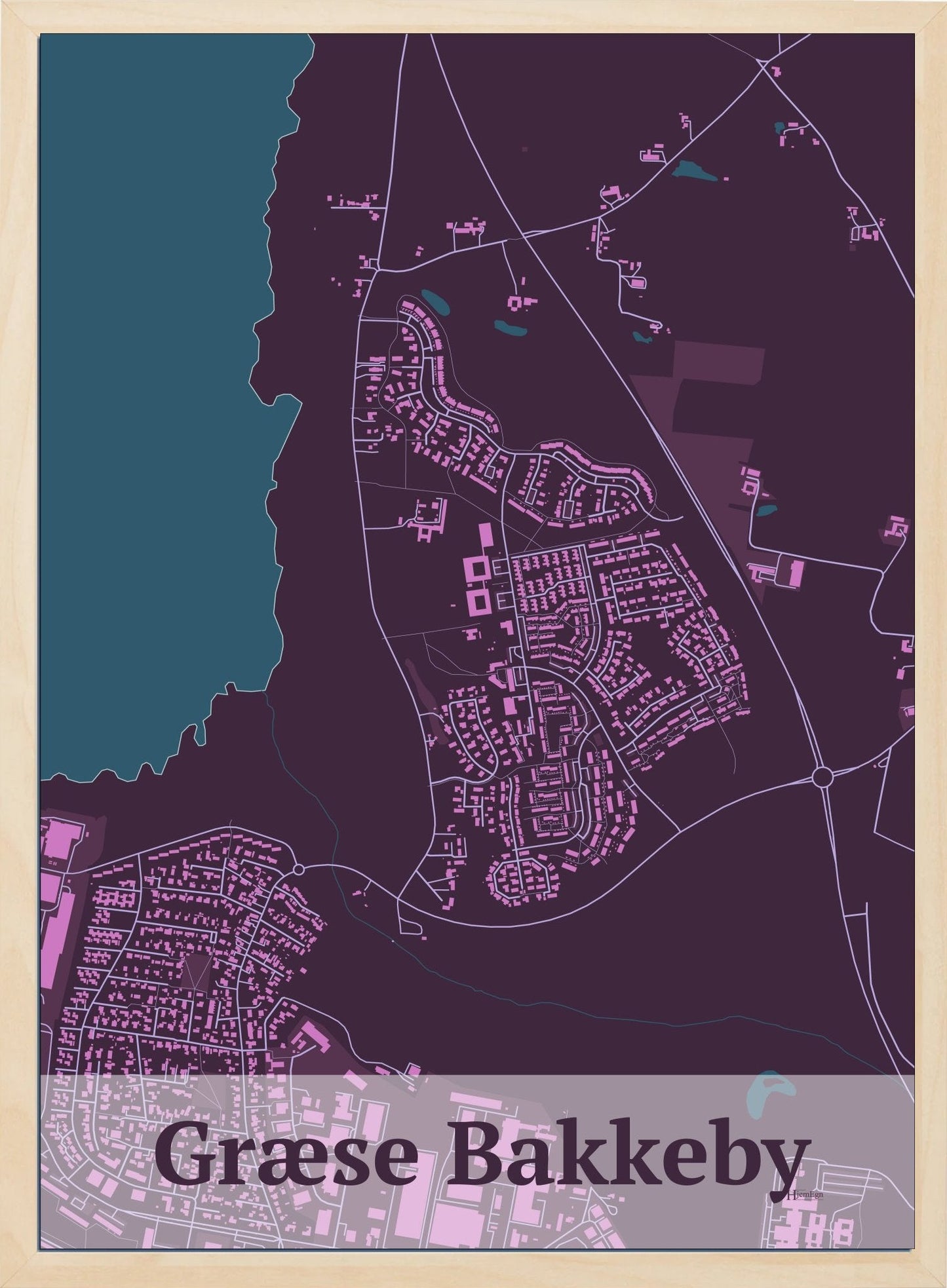 Græse Bakkeby plakat i farve mørk rød og HjemEgn.dk design firkantet. Design bykort for Græse Bakkeby