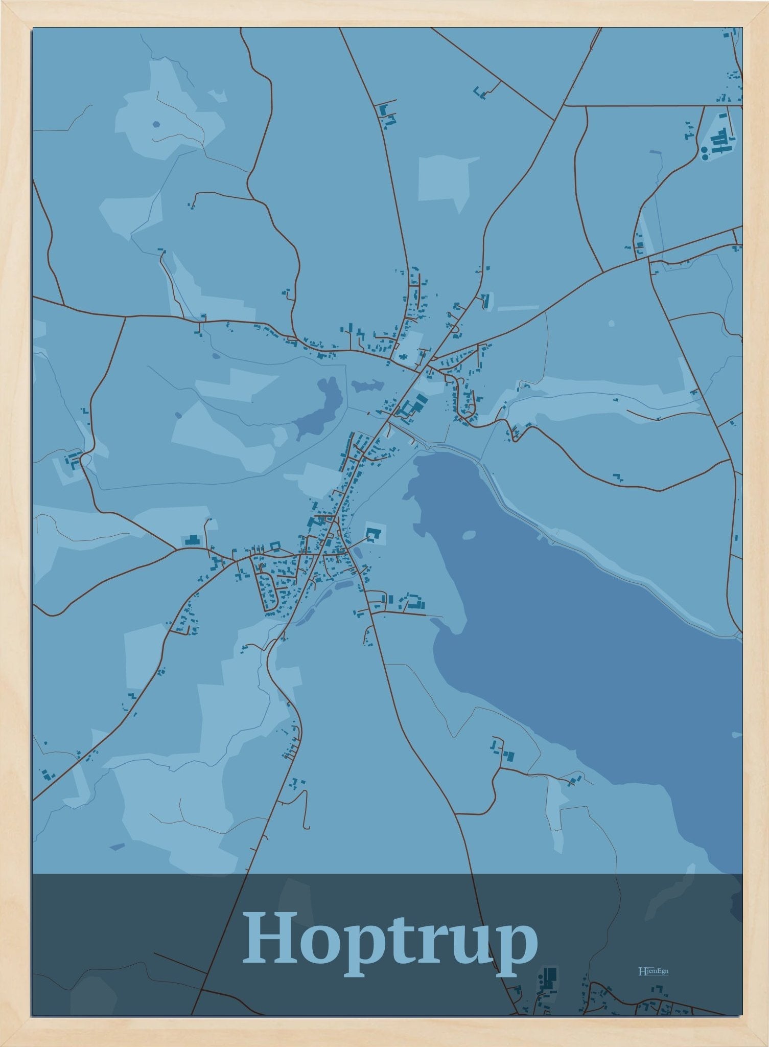 Hoptrup plakat i farve pastel blå og HjemEgn.dk design firkantet. Design bykort for Hoptrup