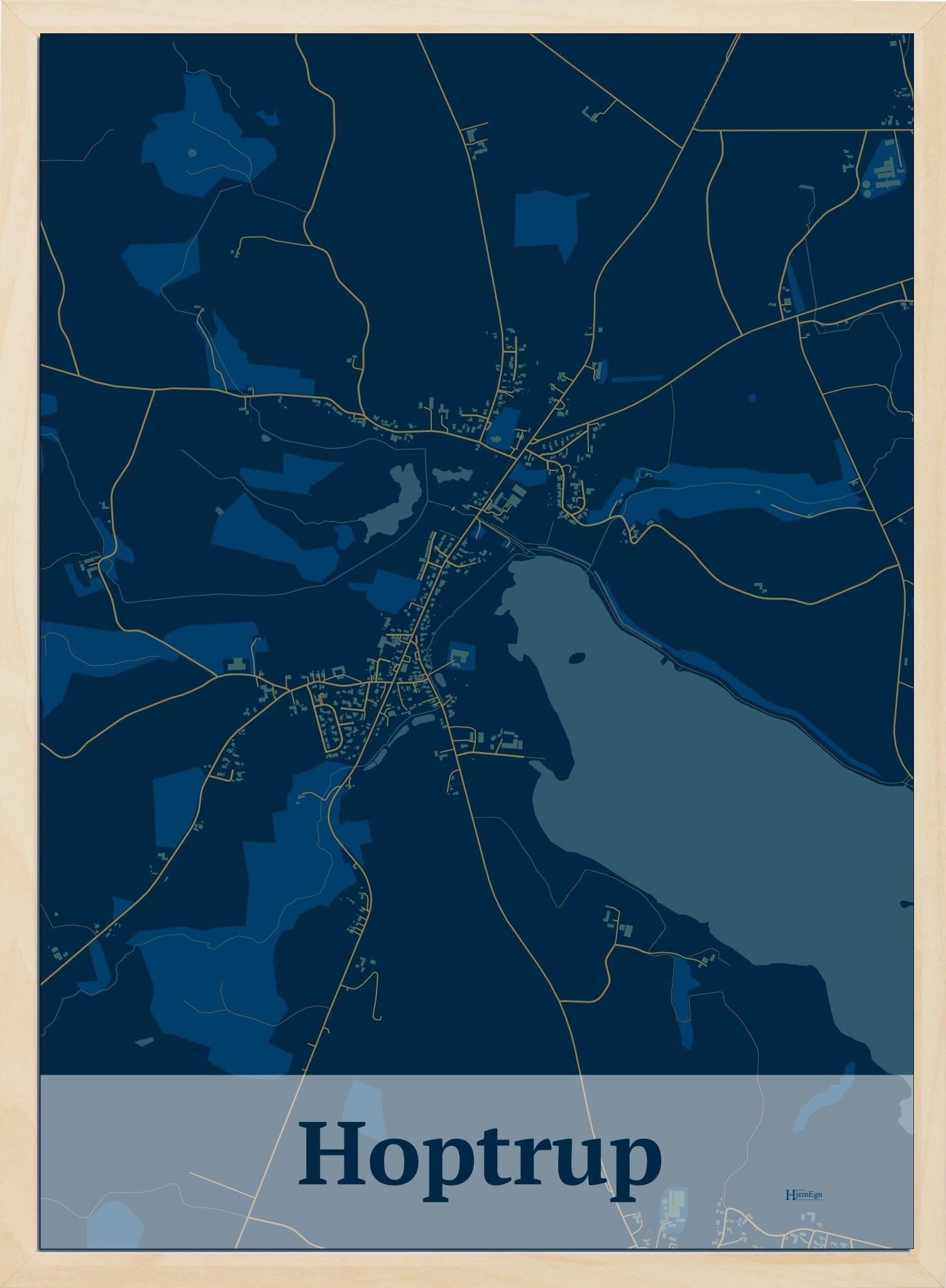 Hoptrup plakat i farve mørk blå og HjemEgn.dk design firkantet. Design bykort for Hoptrup