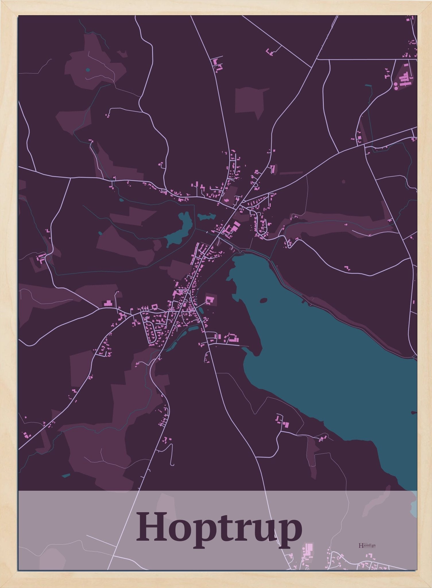 Hoptrup plakat i farve mørk rød og HjemEgn.dk design firkantet. Design bykort for Hoptrup