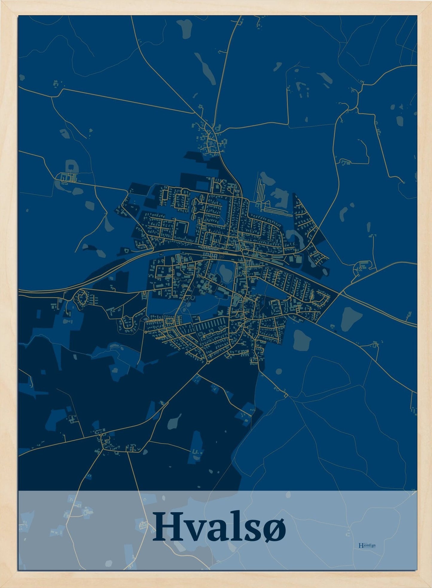 Hvalsø plakat i farve mørk blå og HjemEgn.dk design firkantet. Design bykort for Hvalsø