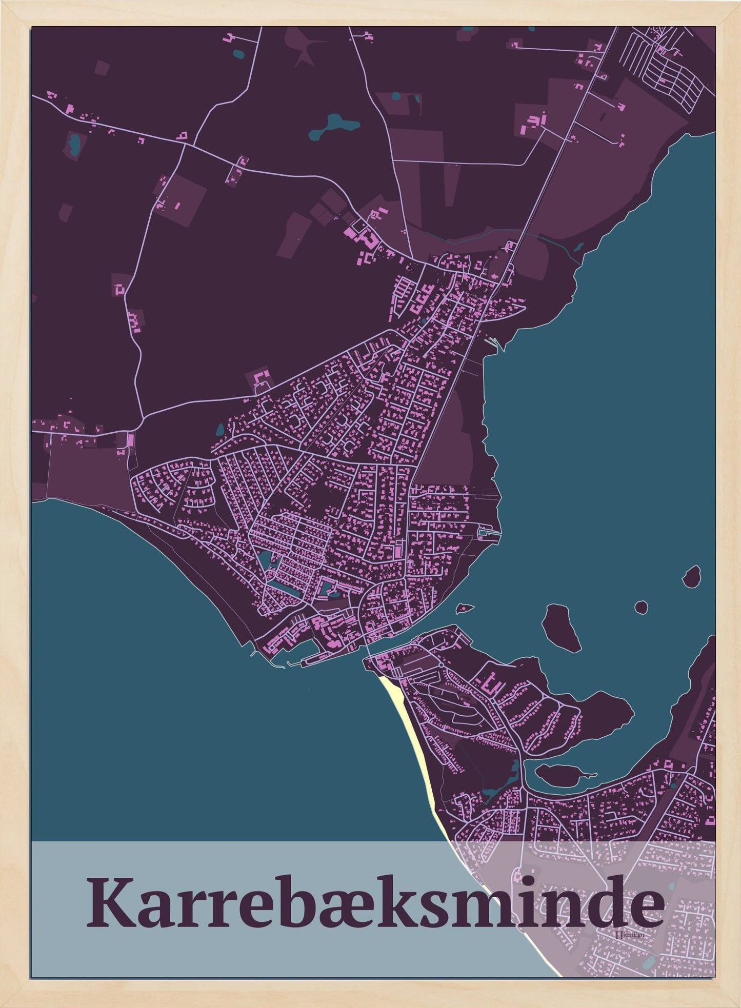 Karrebæksminde plakat i  mørk rød og HjemEgn.dk design firkantet. Design bykort for Karrebæksminde