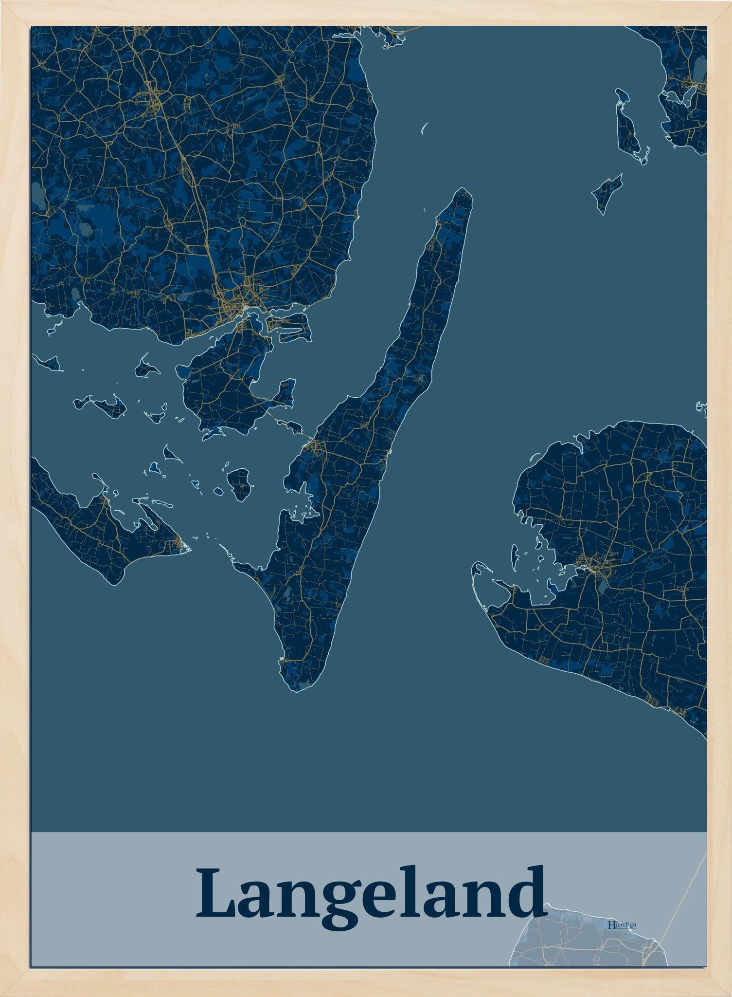 Langeland plakat i farve mørk blå og HjemEgn.dk design firkantet. Design ø-kort for Langeland