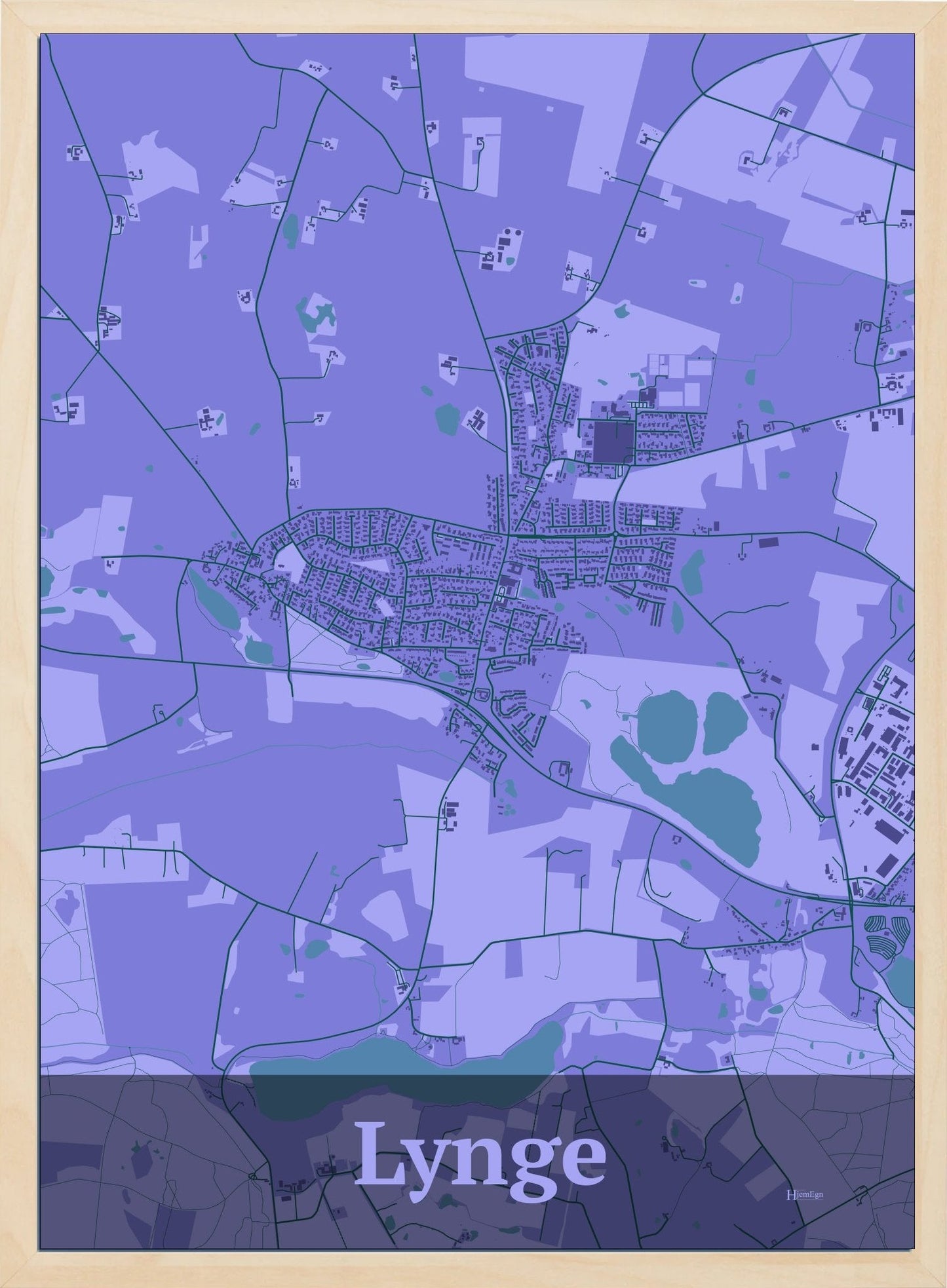 Lynge plakat i farve pastel lilla og HjemEgn.dk design firkantet. Design bykort for Lynge