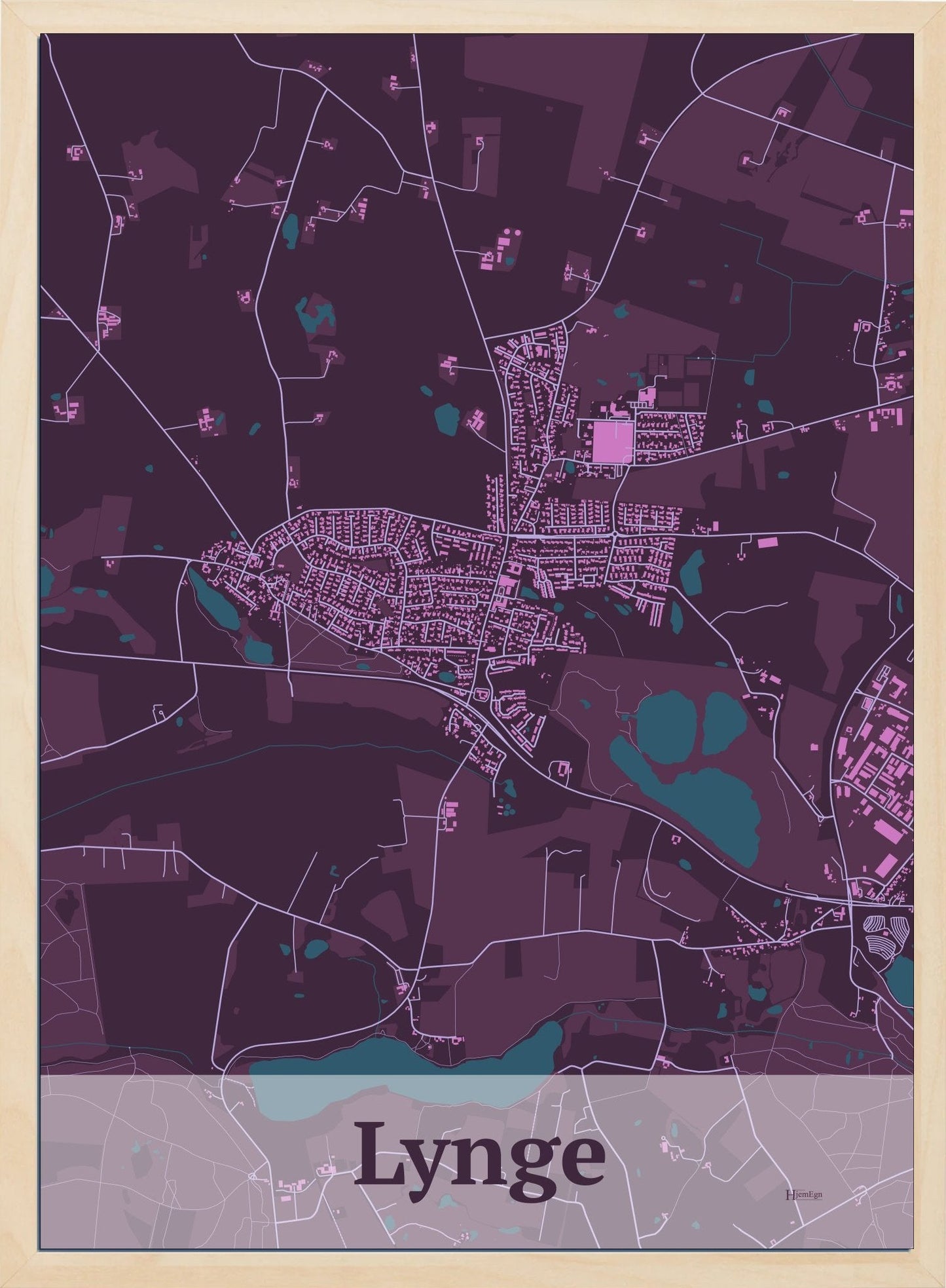 Lynge plakat i farve mørk rød og HjemEgn.dk design firkantet. Design bykort for Lynge