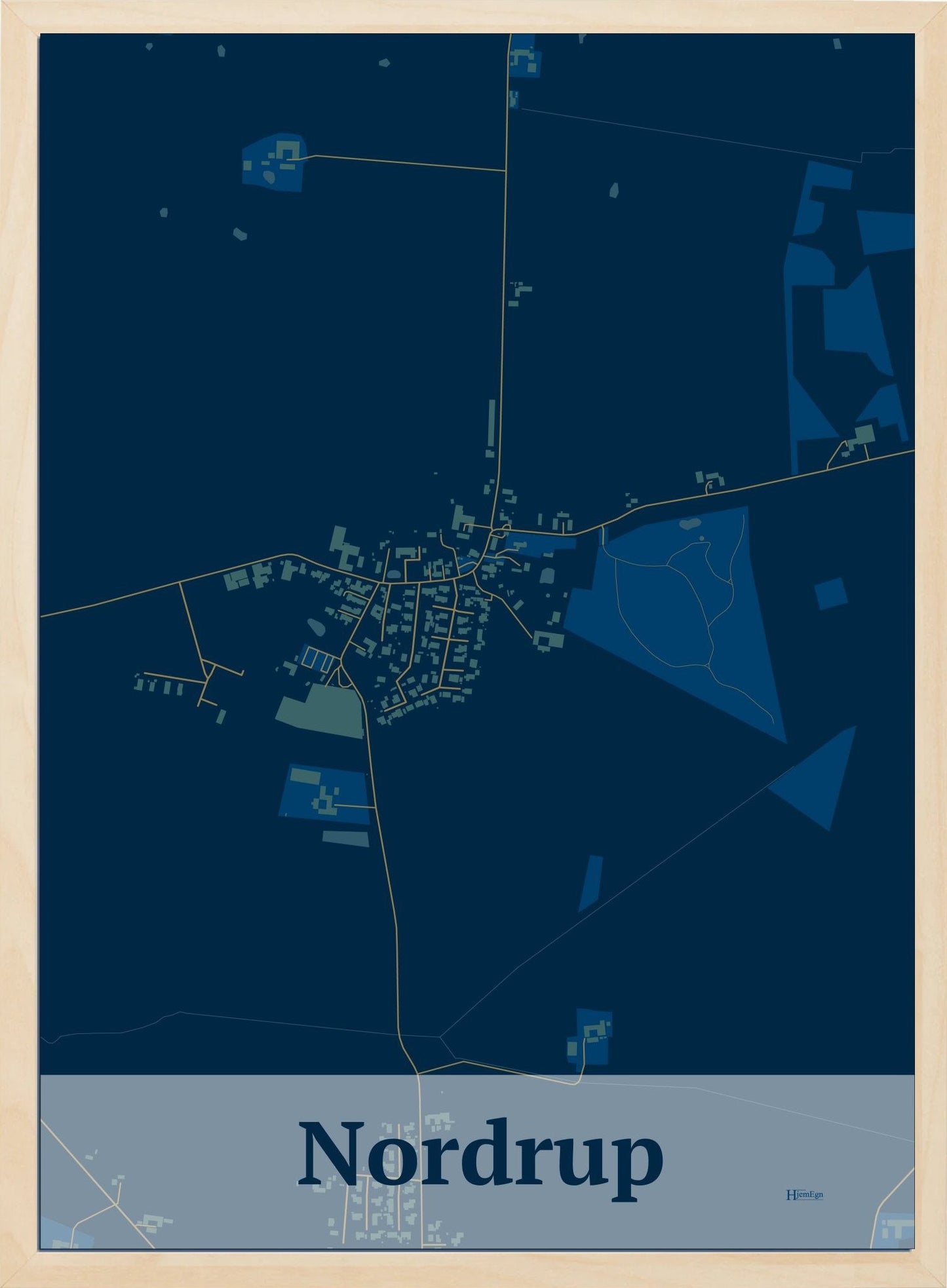 Nordrup plakat i farve mørk blå og HjemEgn.dk design firkantet. Design bykort for Nordrup