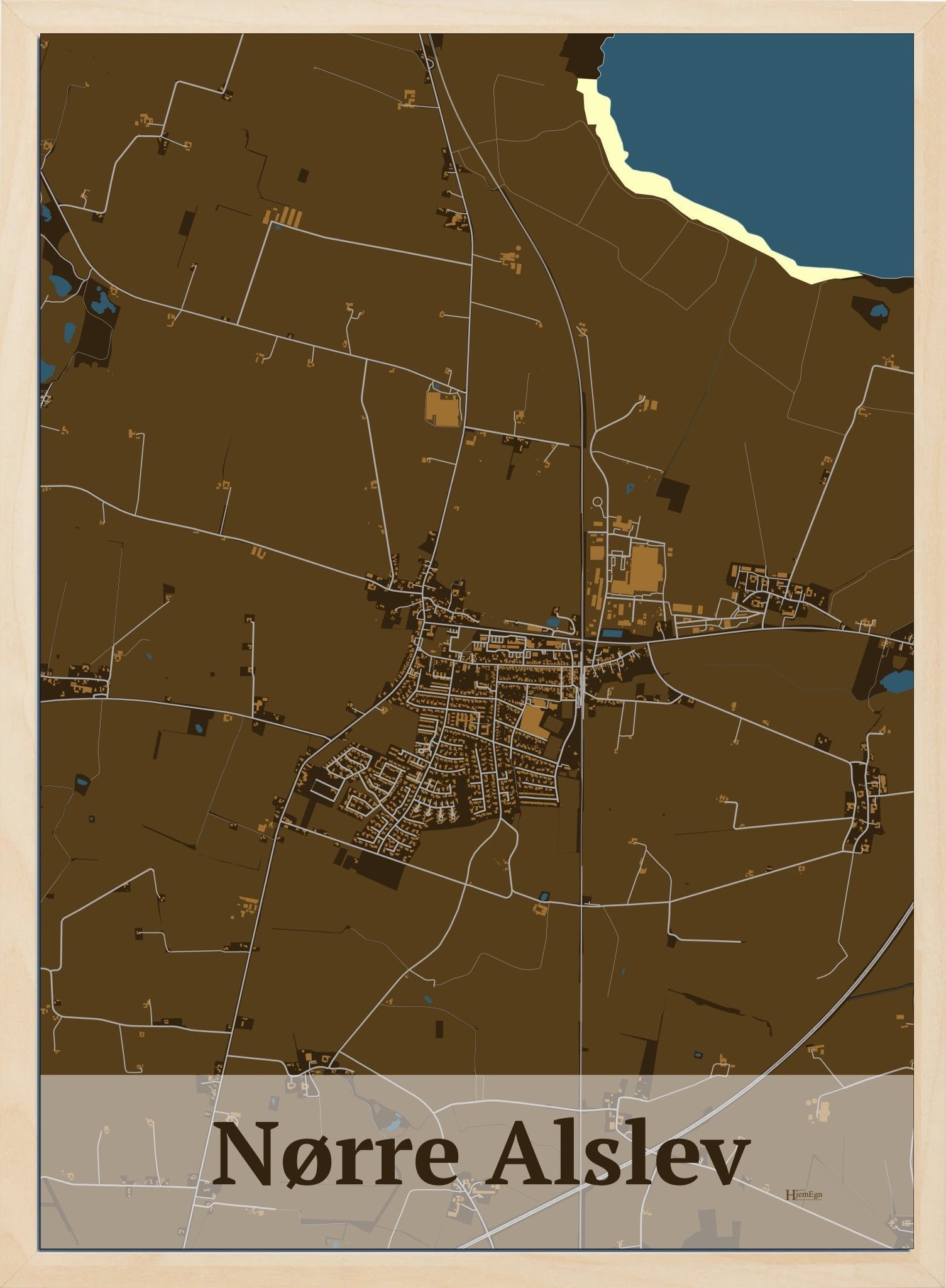 Nørre Alslev plakat i farve mørk brun og HjemEgn.dk design firkantet. Design bykort for Nørre Alslev