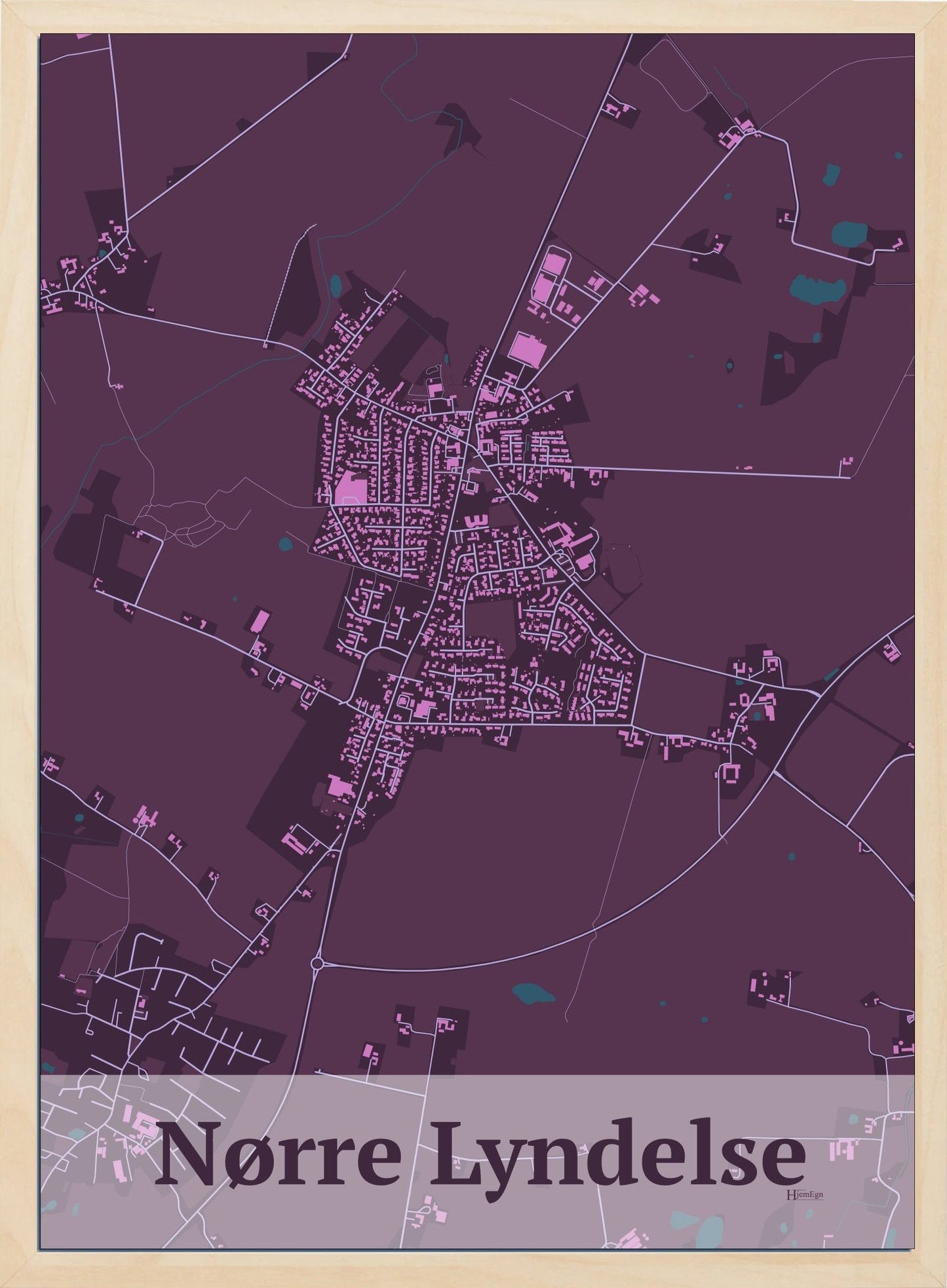 Nørre Lyndelse plakat i farve mørk rød og HjemEgn.dk design firkantet. Design bykort for Nørre Lyndelse