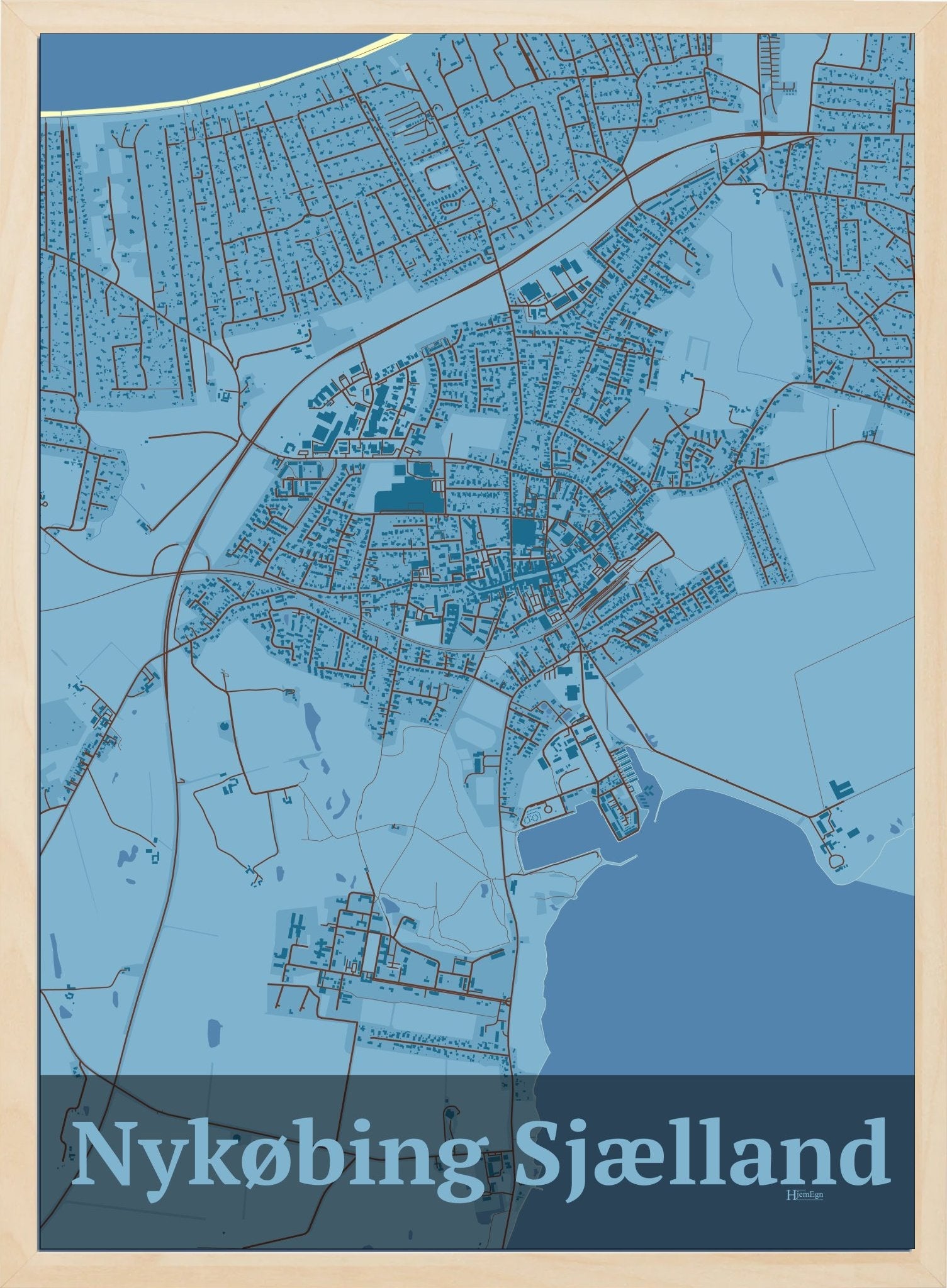 Nykøbing Sjælland plakat i farve pastel blå og HjemEgn.dk design firkantet. Design bykort for Nykøbing Sjælland