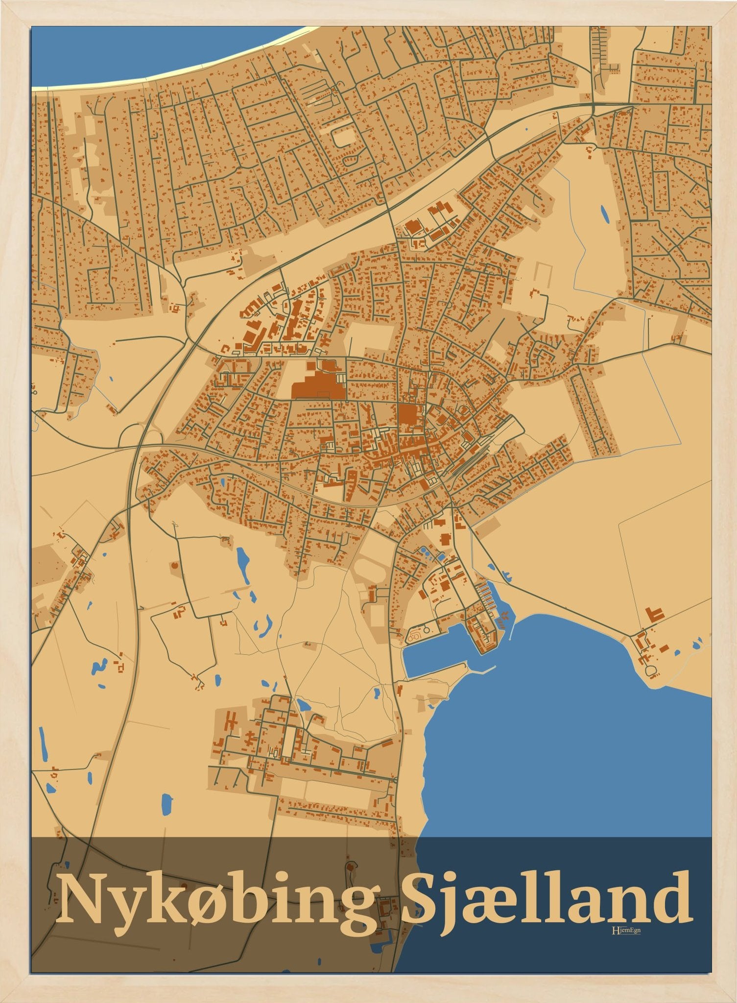 Nykøbing Sjælland plakat i farve pastel brun og HjemEgn.dk design firkantet. Design bykort for Nykøbing Sjælland