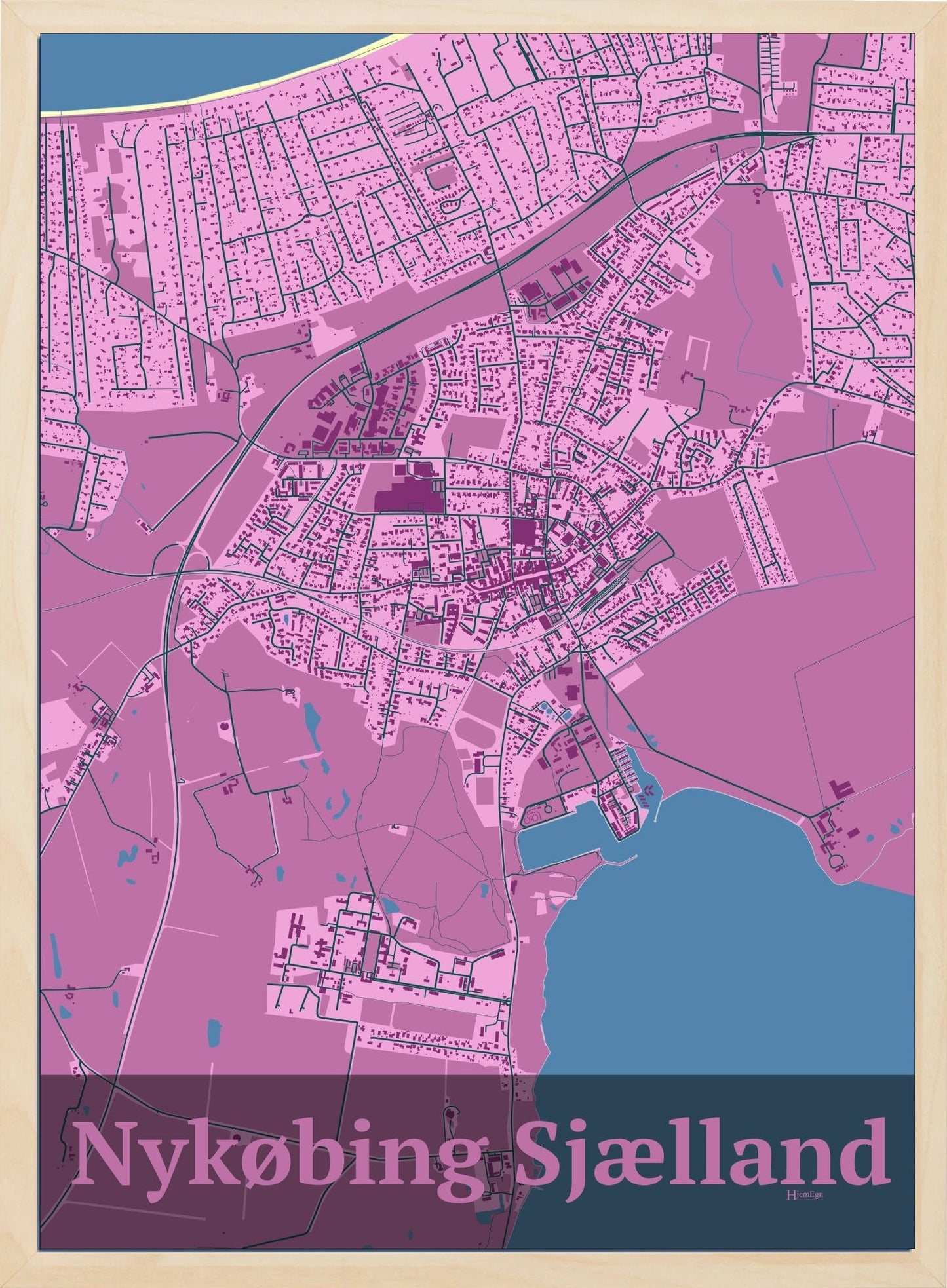 Nykøbing Sjælland plakat i farve pastel rød og HjemEgn.dk design firkantet. Design bykort for Nykøbing Sjælland