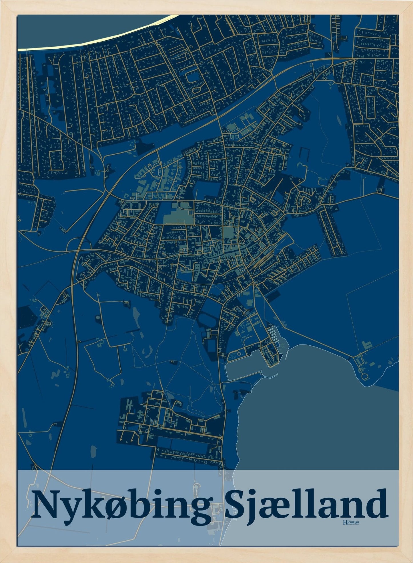 Nykøbing Sjælland plakat i farve mørk blå og HjemEgn.dk design firkantet. Design bykort for Nykøbing Sjælland