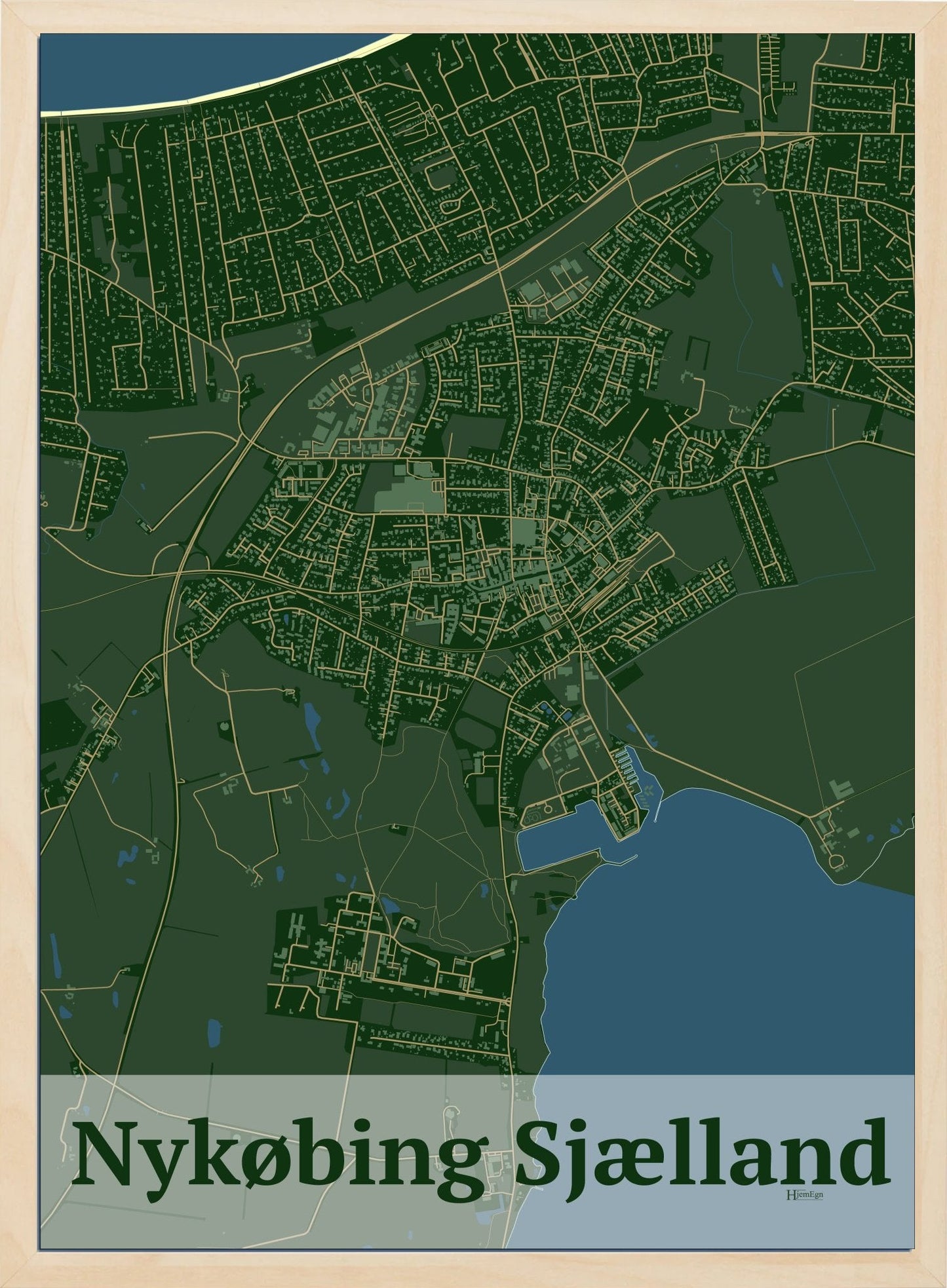 Nykøbing Sjælland plakat i farve mørk grøn og HjemEgn.dk design firkantet. Design bykort for Nykøbing Sjælland