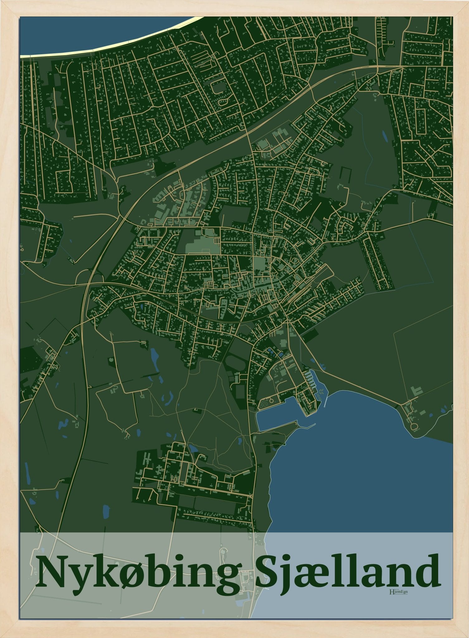 Nykøbing Sjælland plakat i farve mørk grøn og HjemEgn.dk design firkantet. Design bykort for Nykøbing Sjælland