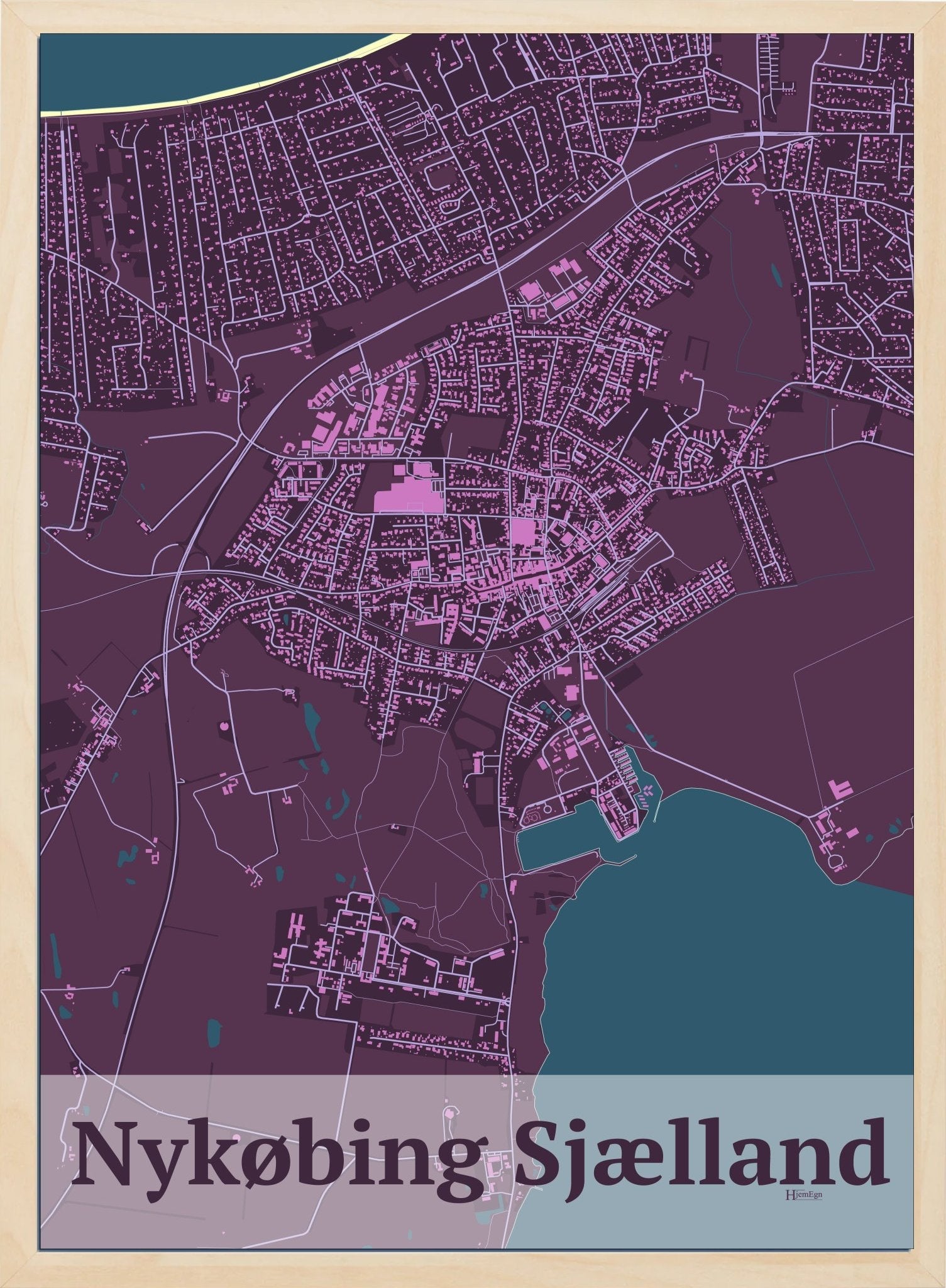 Nykøbing Sjælland plakat i farve mørk rød og HjemEgn.dk design firkantet. Design bykort for Nykøbing Sjælland