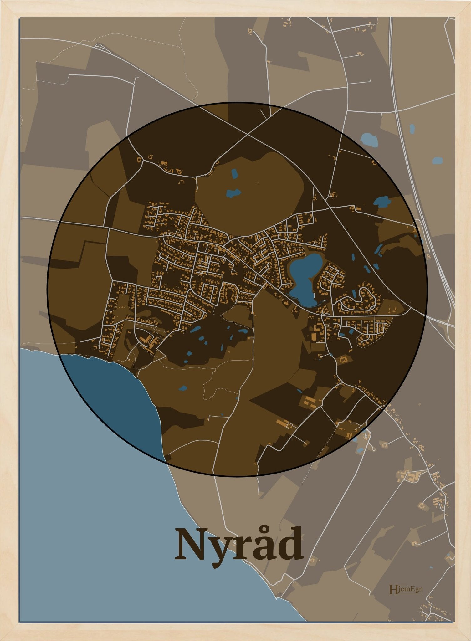 Nyråd plakat i farve mørk brun og HjemEgn.dk design centrum. Design bykort for Nyråd