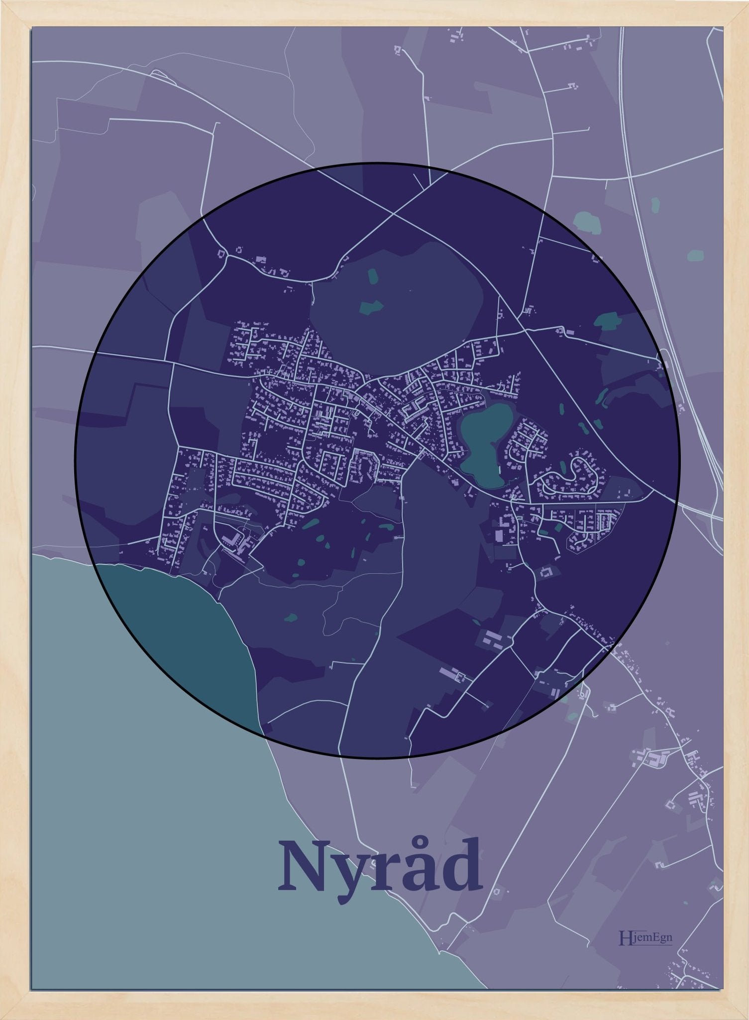 Nyråd plakat i farve mørk lilla og HjemEgn.dk design centrum. Design bykort for Nyråd