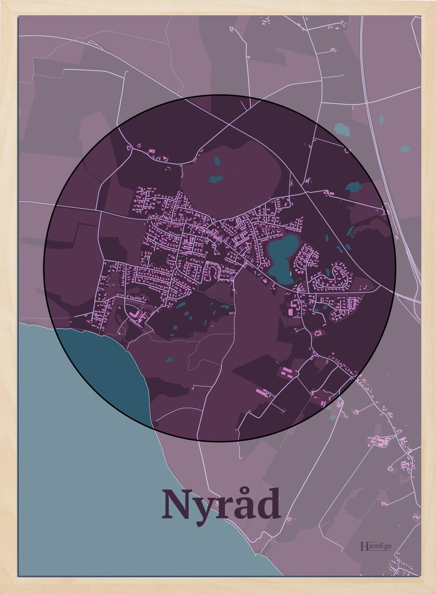 Nyråd plakat i farve mørk rød og HjemEgn.dk design centrum. Design bykort for Nyråd