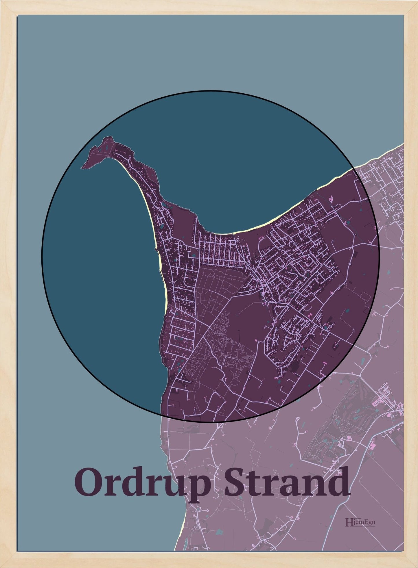 Ordrup Strand plakat i farve mørk rød og HjemEgn.dk design centrum. Design bykort for Ordrup Strand