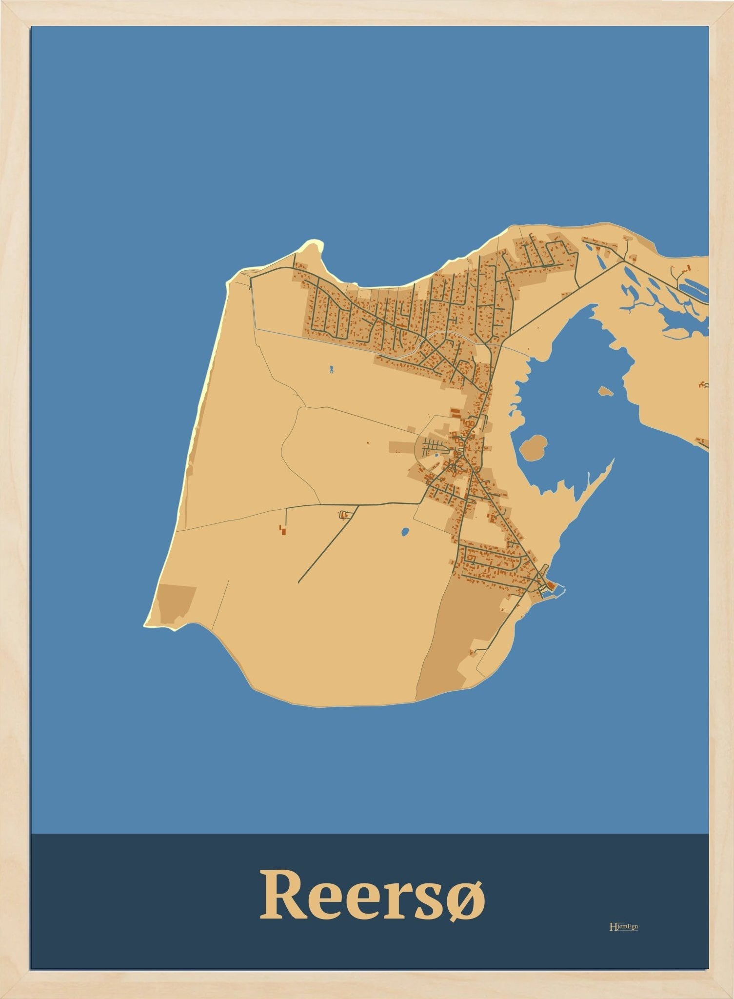Reersø plakat i farve pastel brun og HjemEgn.dk design firkantet. Design bykort for Reersø