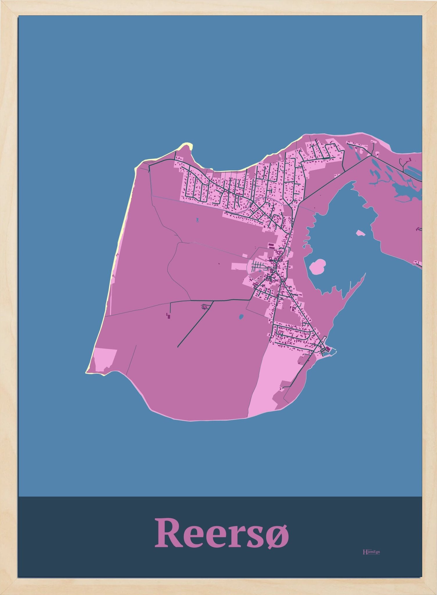 Reersø plakat i farve pastel rød og HjemEgn.dk design firkantet. Design bykort for Reersø