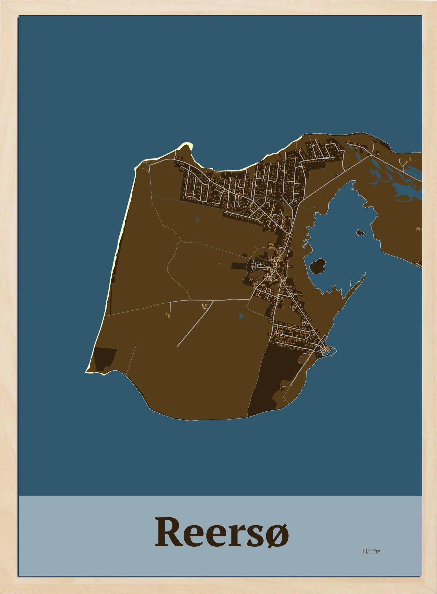 Reersø plakat i farve mørk brun og HjemEgn.dk design firkantet. Design bykort for Reersø