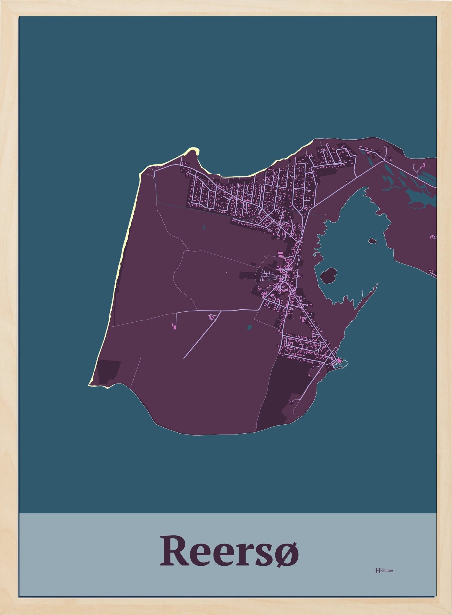 Reersø plakat i farve mørk rød og HjemEgn.dk design firkantet. Design bykort for Reersø