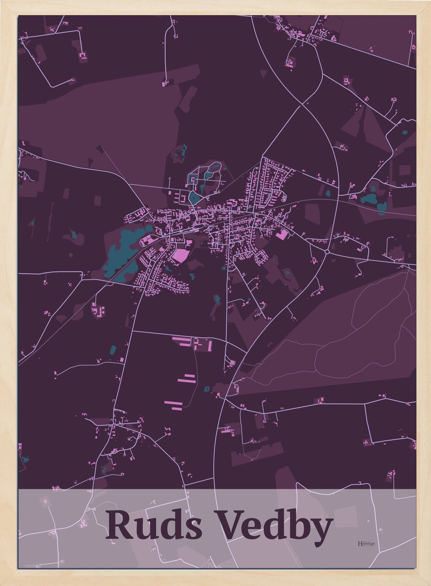 Ruds Vedby plakat i farve mørk rød og HjemEgn.dk design firkantet. Design bykort for Ruds Vedby
