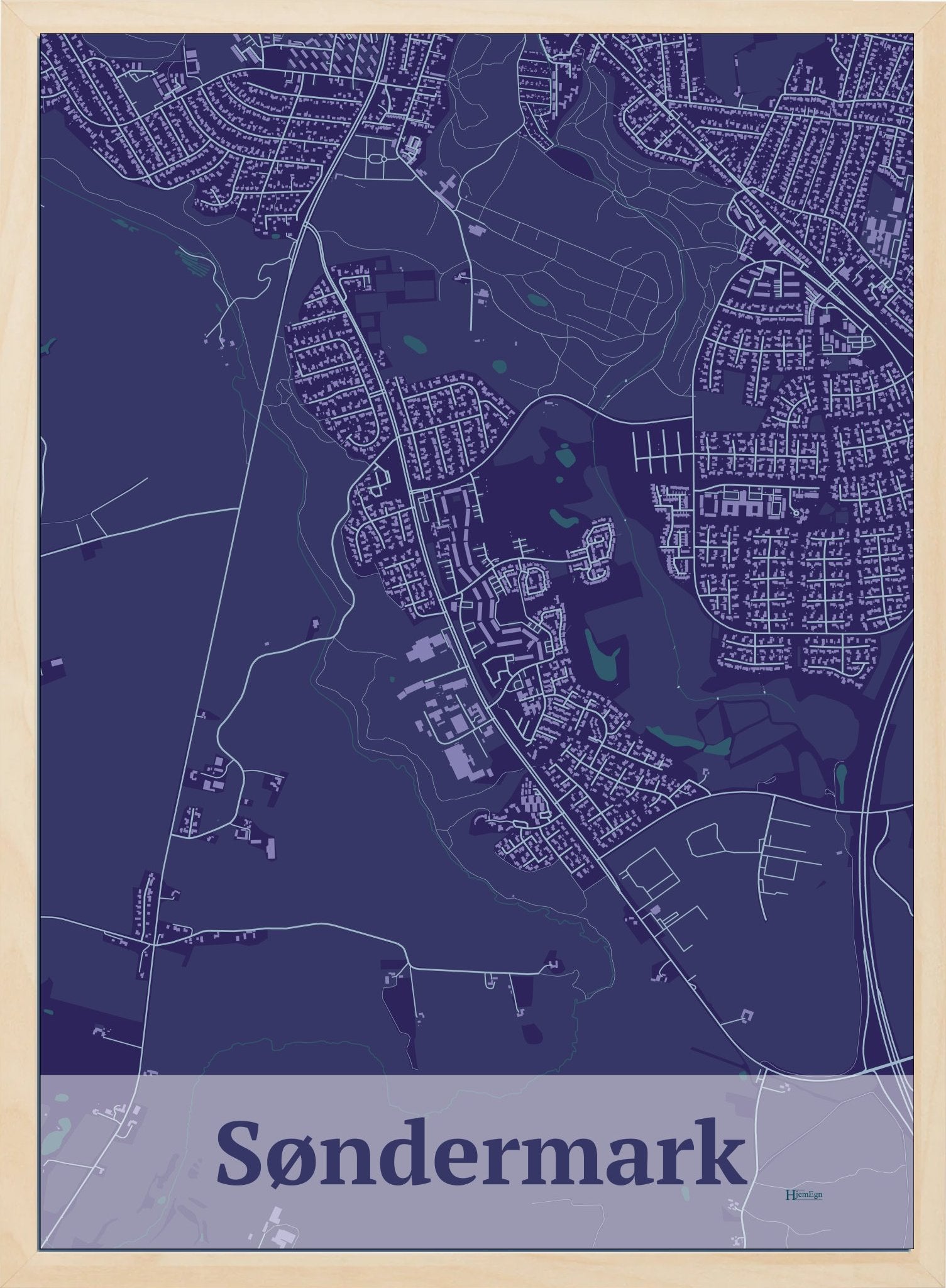 Søndermark plakat i farve mørk lilla og HjemEgn.dk design firkantet. Design bykort for Søndermark