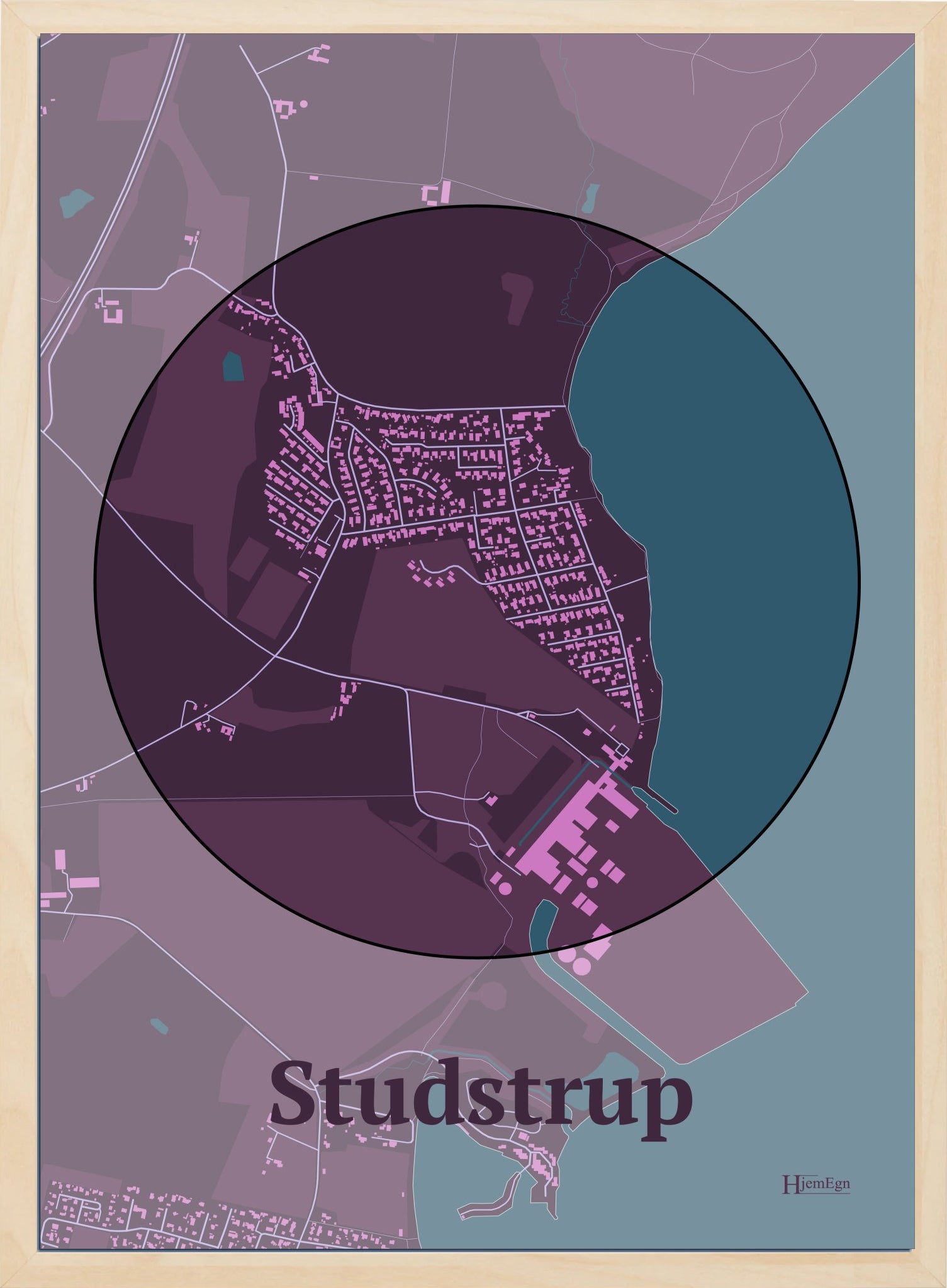 Studstrup plakat i farve mørk rød og HjemEgn.dk design centrum. Design bykort for Studstrup