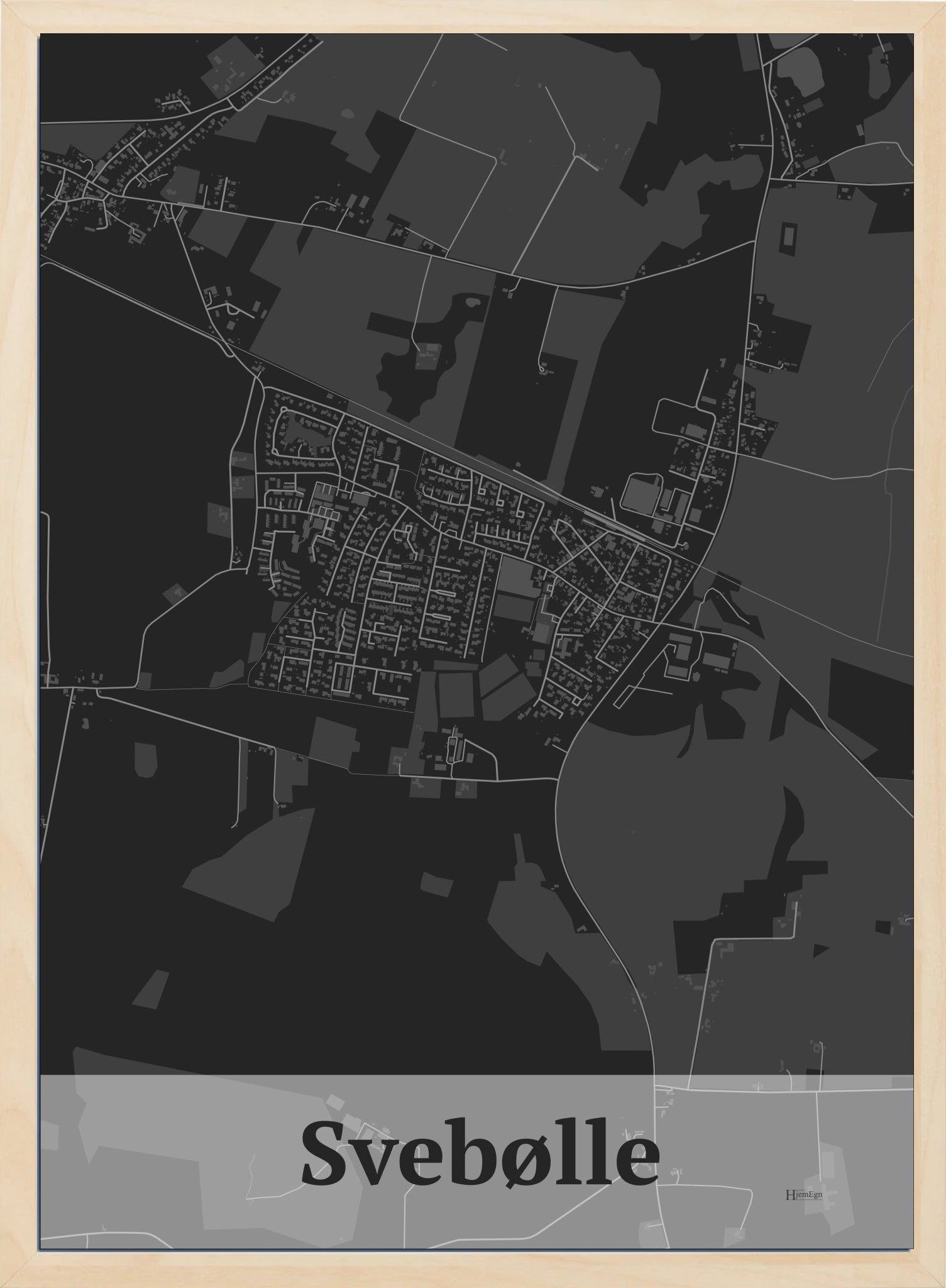 Svebølle plakat i farve mørk grå og HjemEgn.dk design firkantet. Design bykort for Svebølle