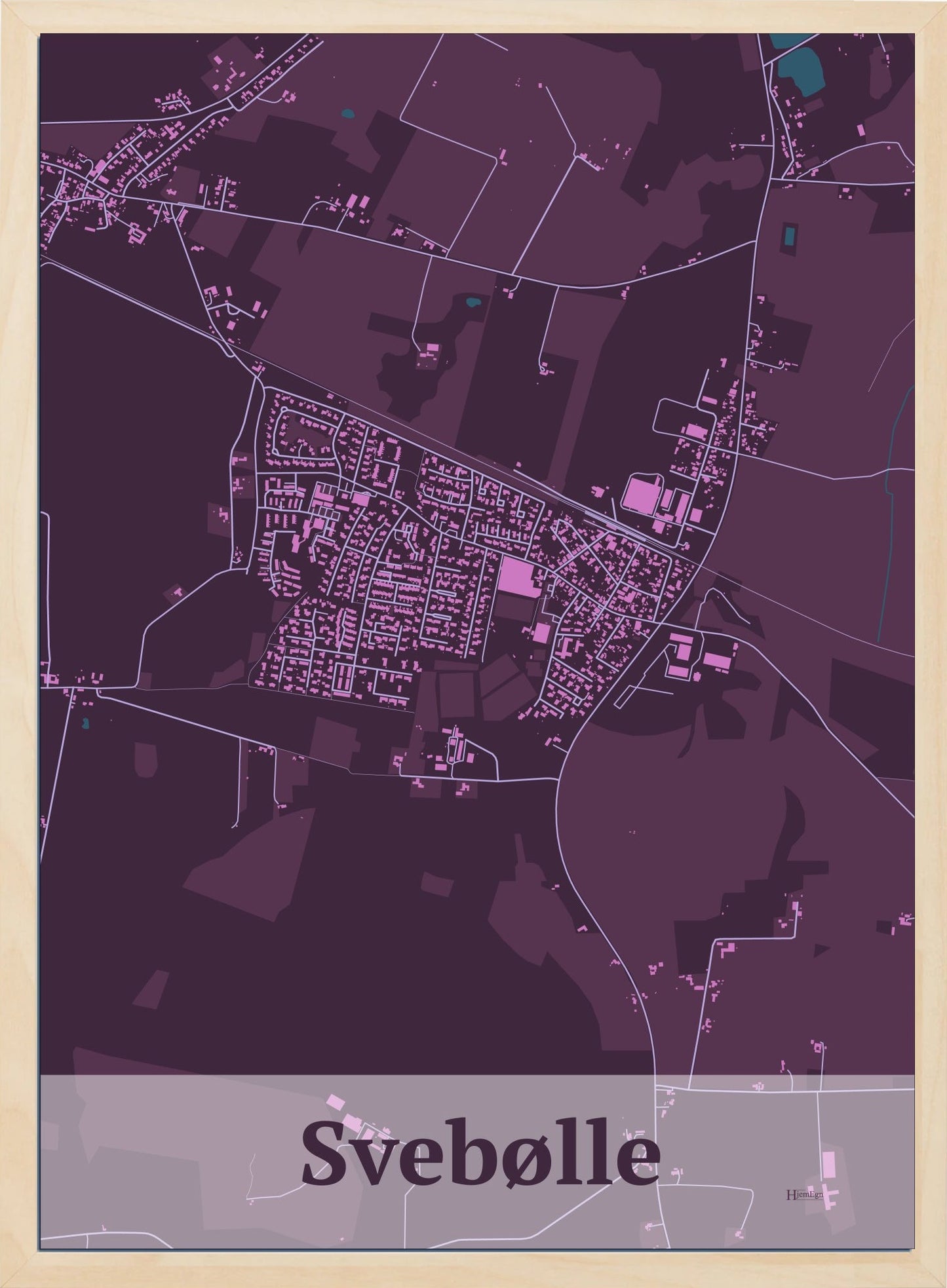 Svebølle plakat i farve mørk rød og HjemEgn.dk design firkantet. Design bykort for Svebølle