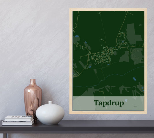 Tapdrup plakat i farve  og HjemEgn.dk design firkantet. Design bykort for Tapdrup