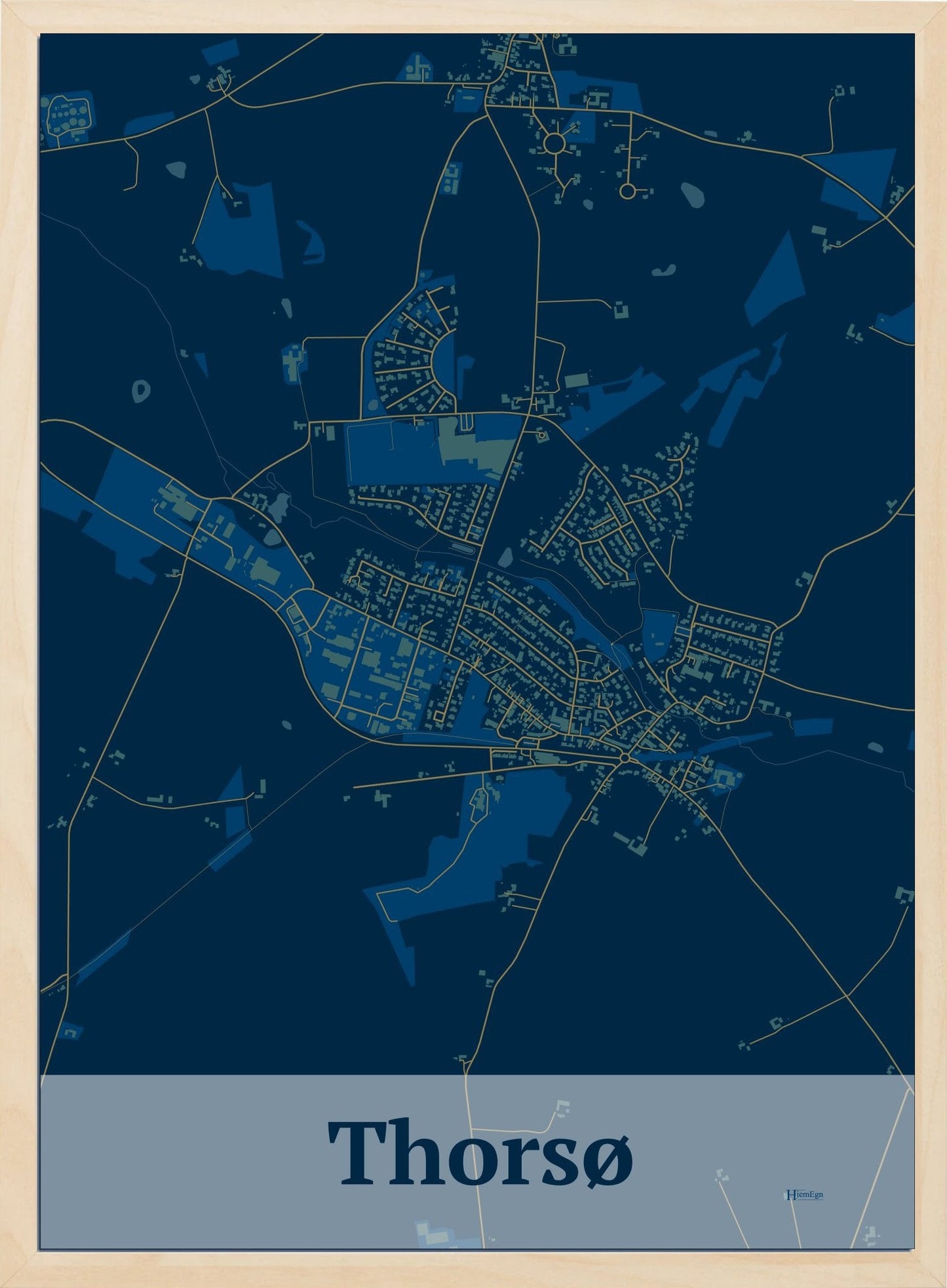 Thorsø plakat i farve mørk blå og HjemEgn.dk design firkantet. Design bykort for Thorsø