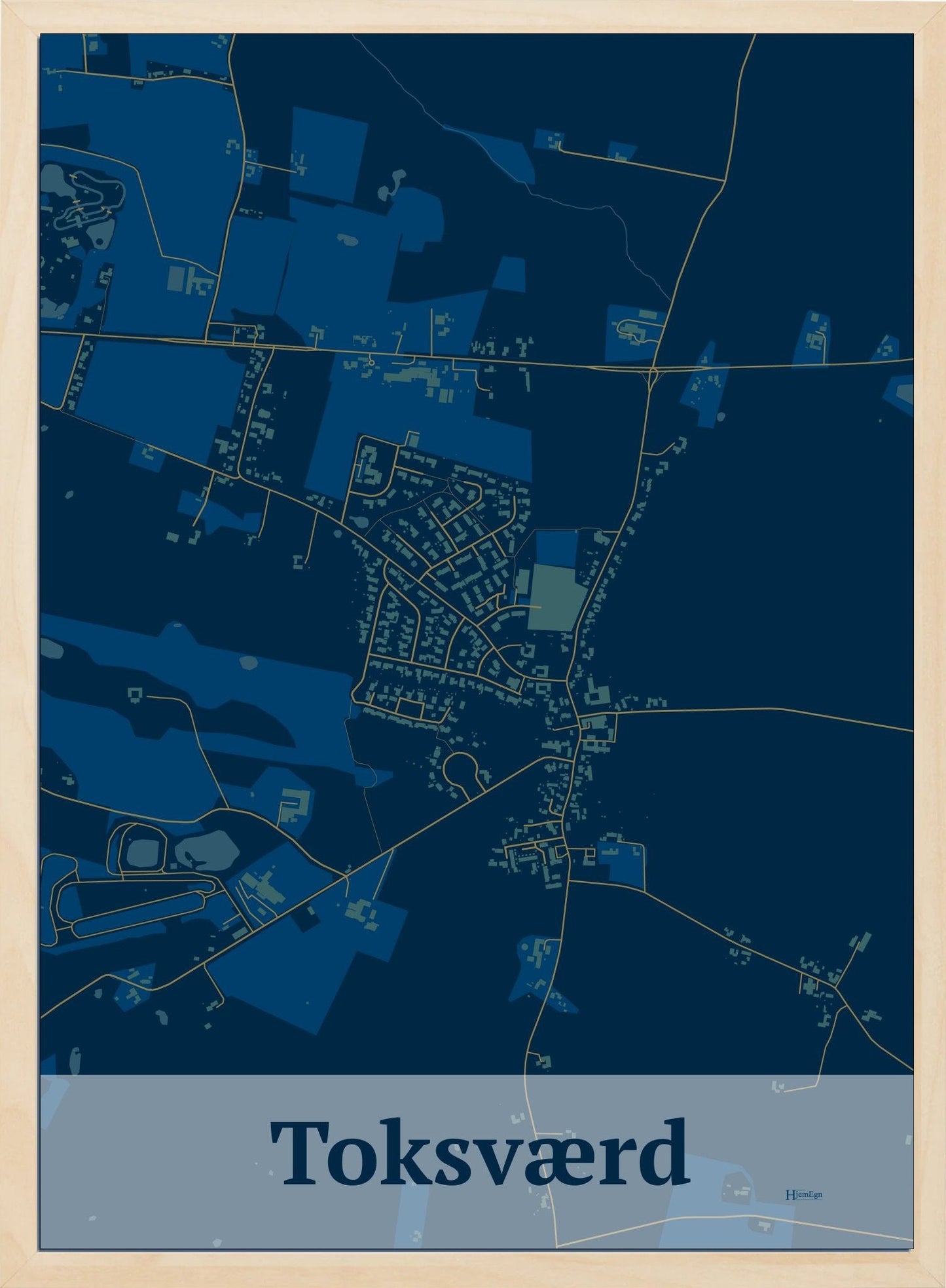 Toksværd plakat i farve mørk blå og HjemEgn.dk design firkantet. Design bykort for Toksværd