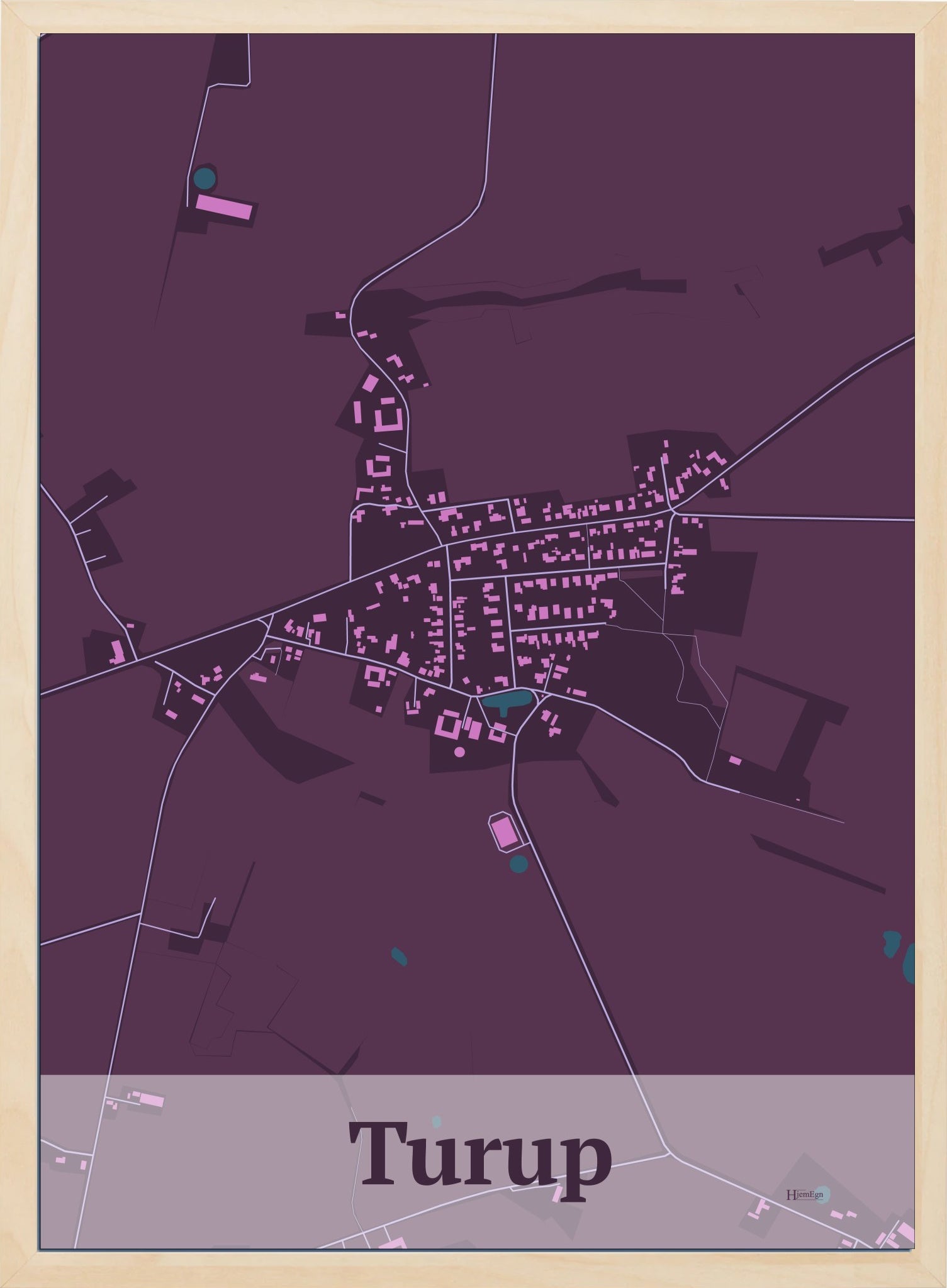 Turup plakat i farve mørk rød og HjemEgn.dk design firkantet. Design bykort for Turup