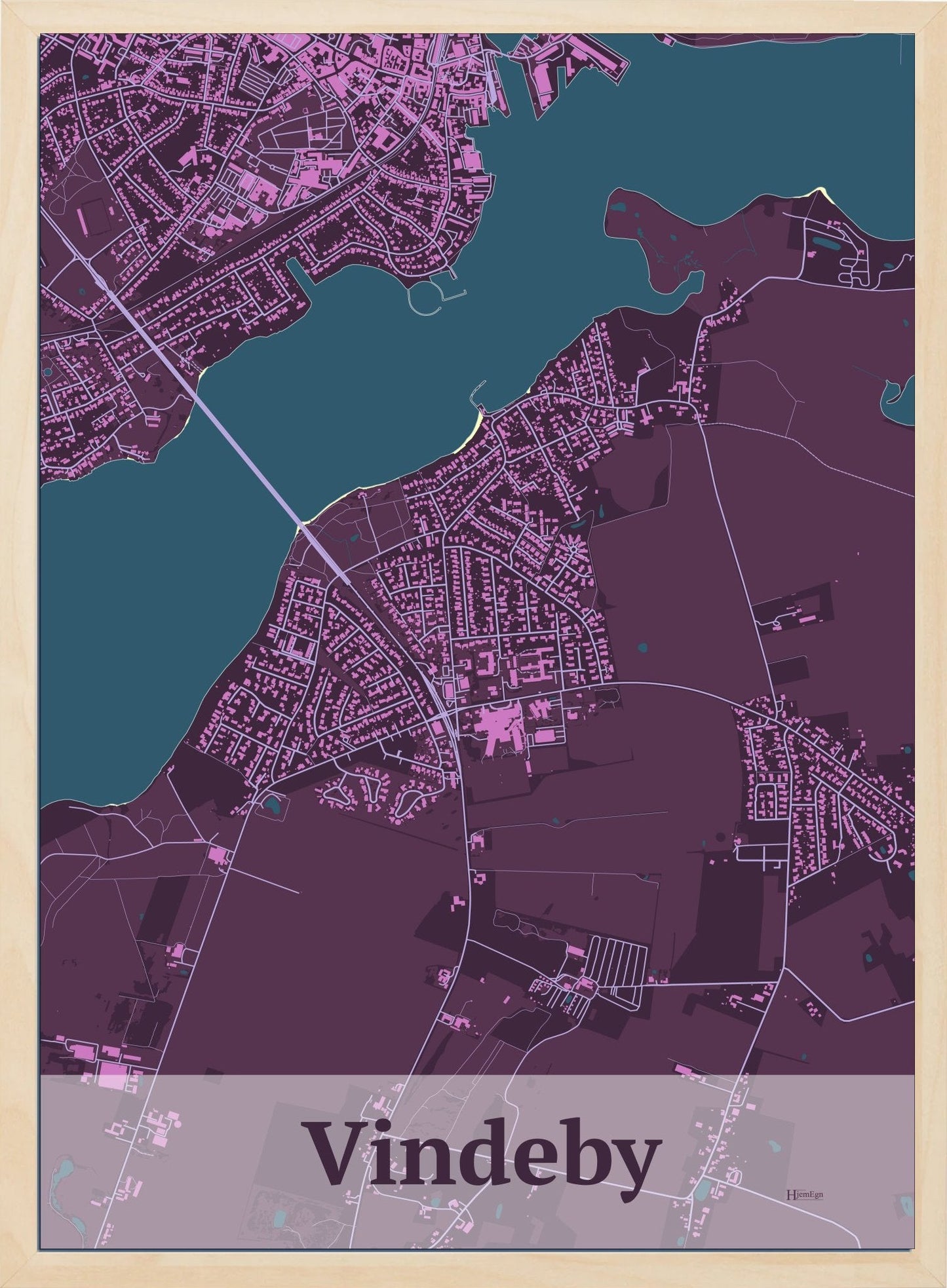 Vindeby plakat i farve mørk rød og HjemEgn.dk design firkantet. Design bykort for Vindeby